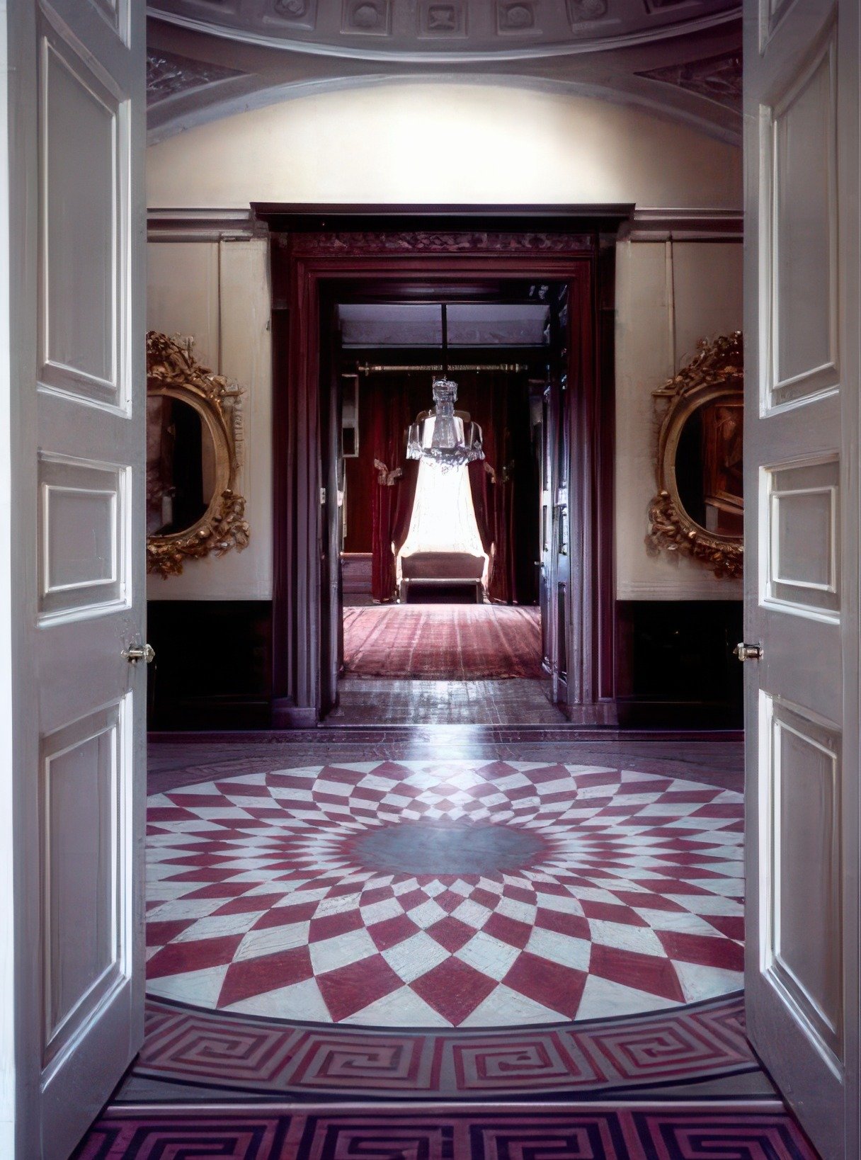 As part of our year visting historic homes, Kenwood marks our fifth visit and the one most personal to me as I live nearby. New journal / blog post over on our website. Link in bio 
Hidden behind the trees of Hampstead Heath, it is both grand but wel