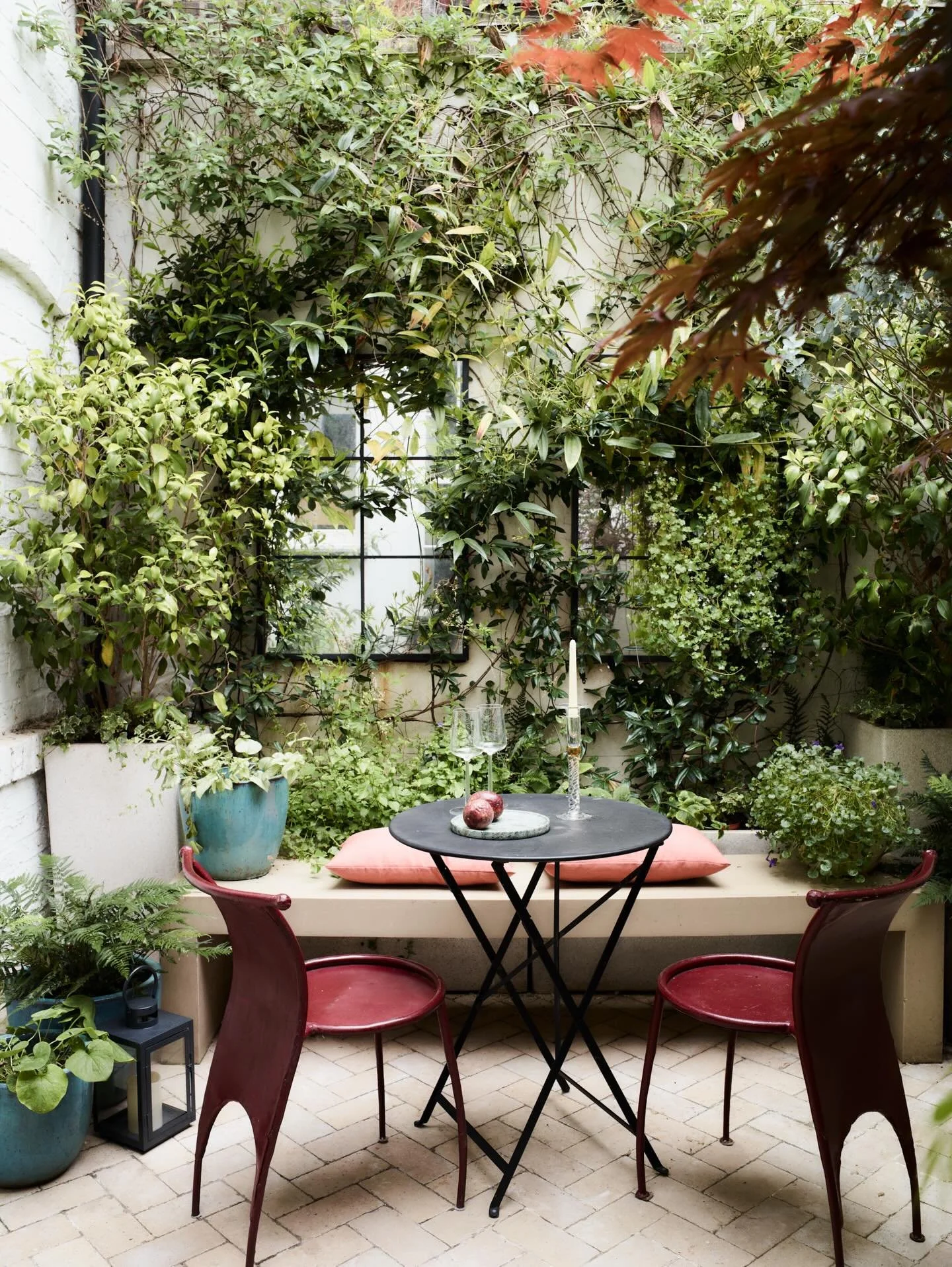 With the beautiful Spring weather we&rsquo;re having in London at the moment, previous outdoor spaces come into their own. In this compact courtyard garden we transformed a barren concreted space into a lush sanctuary where you can have a morning cof