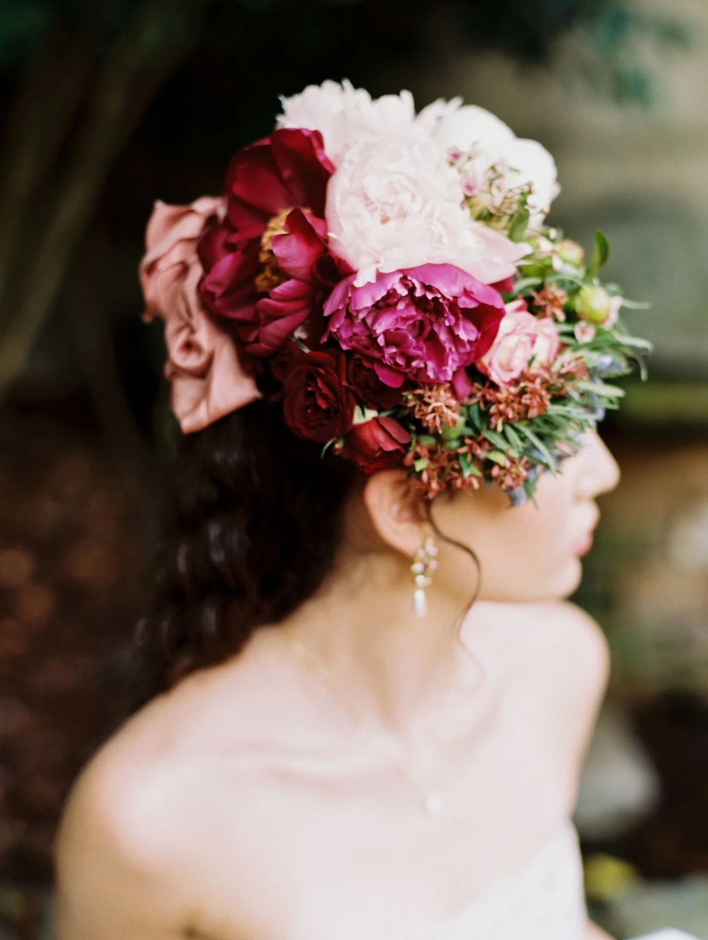 Out of the archives 2019:
One of my earlier wearables I made out of peonies from @alaskapeonycooperative with @abigaillewisphoto .
Even then I was already following and inspired by @passionflowersue &mdash;today I get to meet her and learn from her i