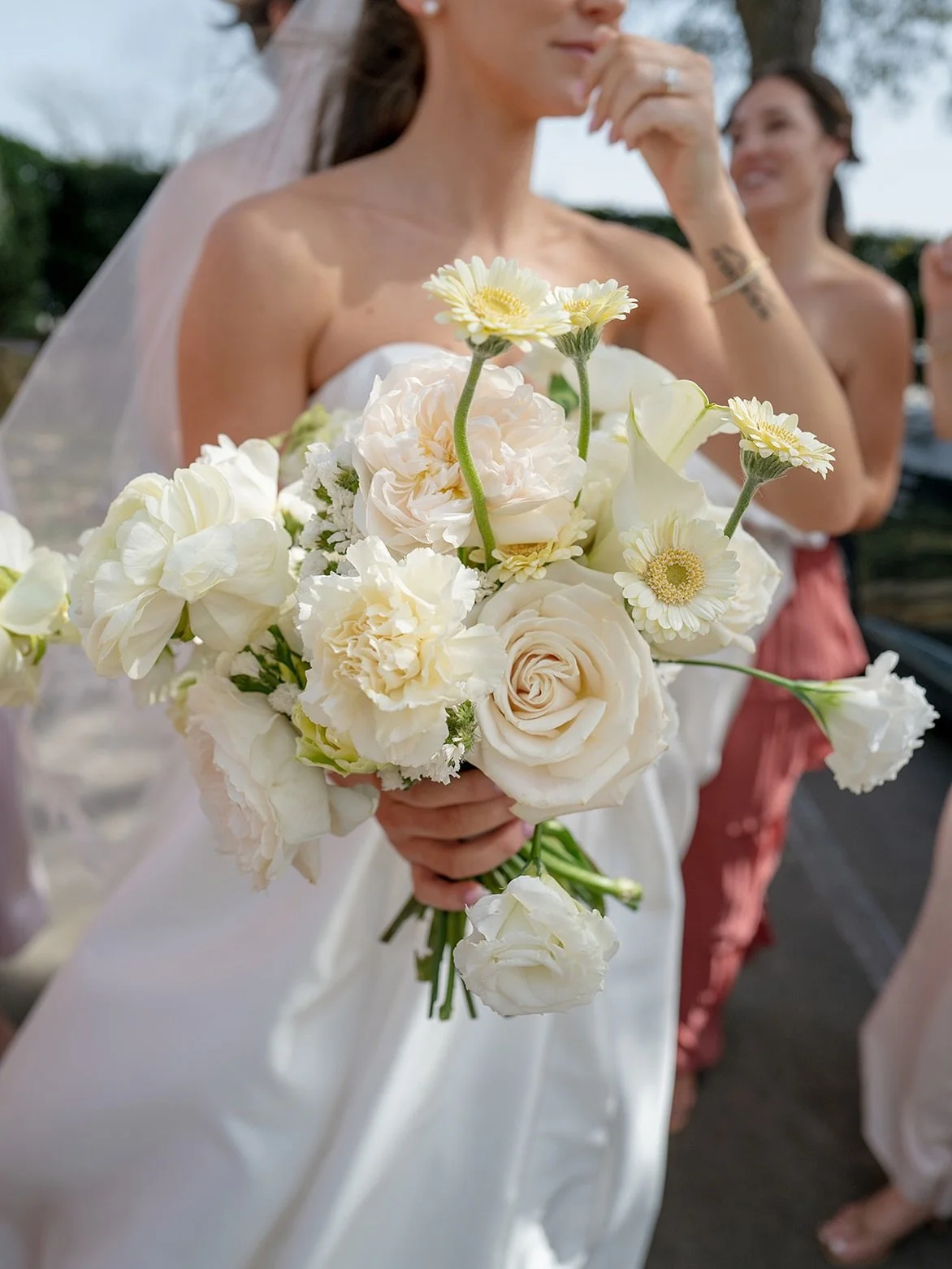 Bouquets for bride and her friends @dallasarboretumweddings captured by the amazing @christinamcneill 

Swipe twice for bts of the worthless members of my studio crew 🐈&zwj;⬛🐕

Planning + Design: @julepevents
Video: @flyingturbo 
Catering + Bar: @b