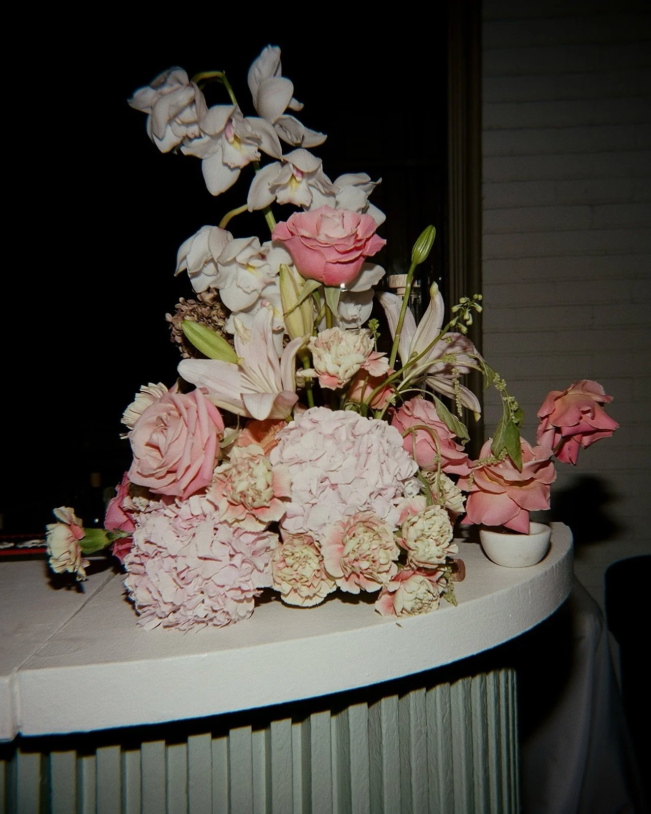 A moment for these sister bar pieces at the Arboretum. 

Those clients who let you following the guidance of the flowers are the best 💕

Venue: @dallasarboretumweddings 
Photo: @christinamcneill 
Video: @flyingturbo 
Catering + Bar: @beyondthebox_ca