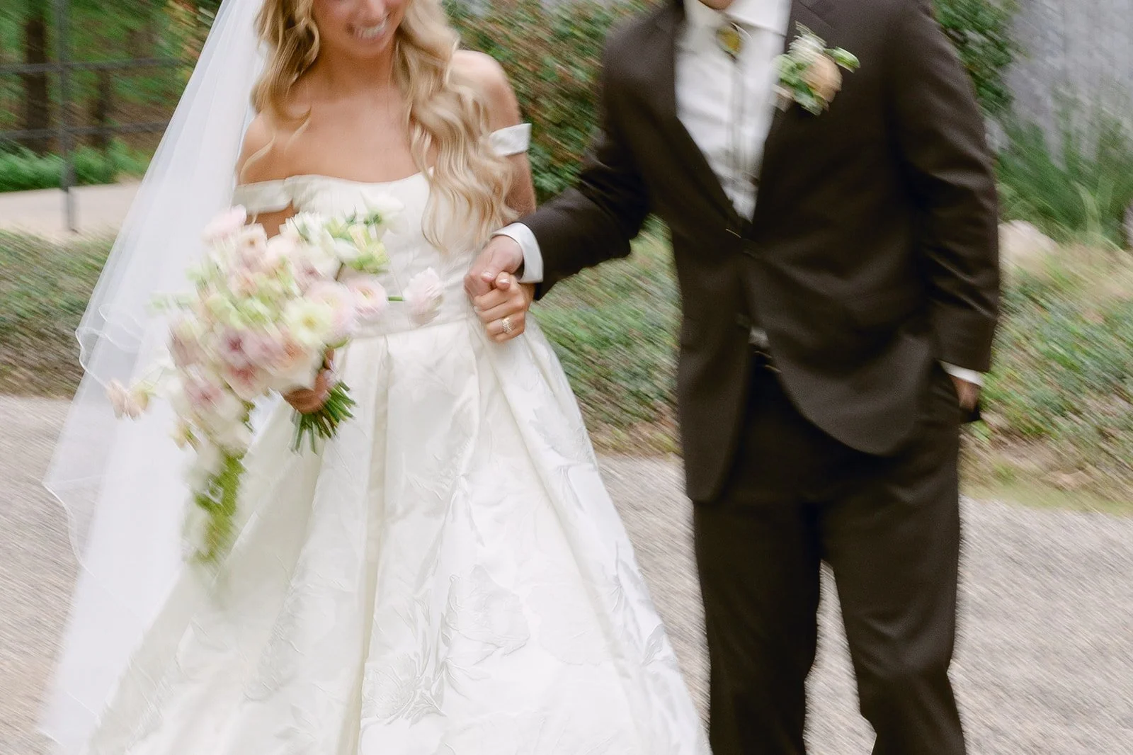 texas-wedding-flowers-bride-and-groom