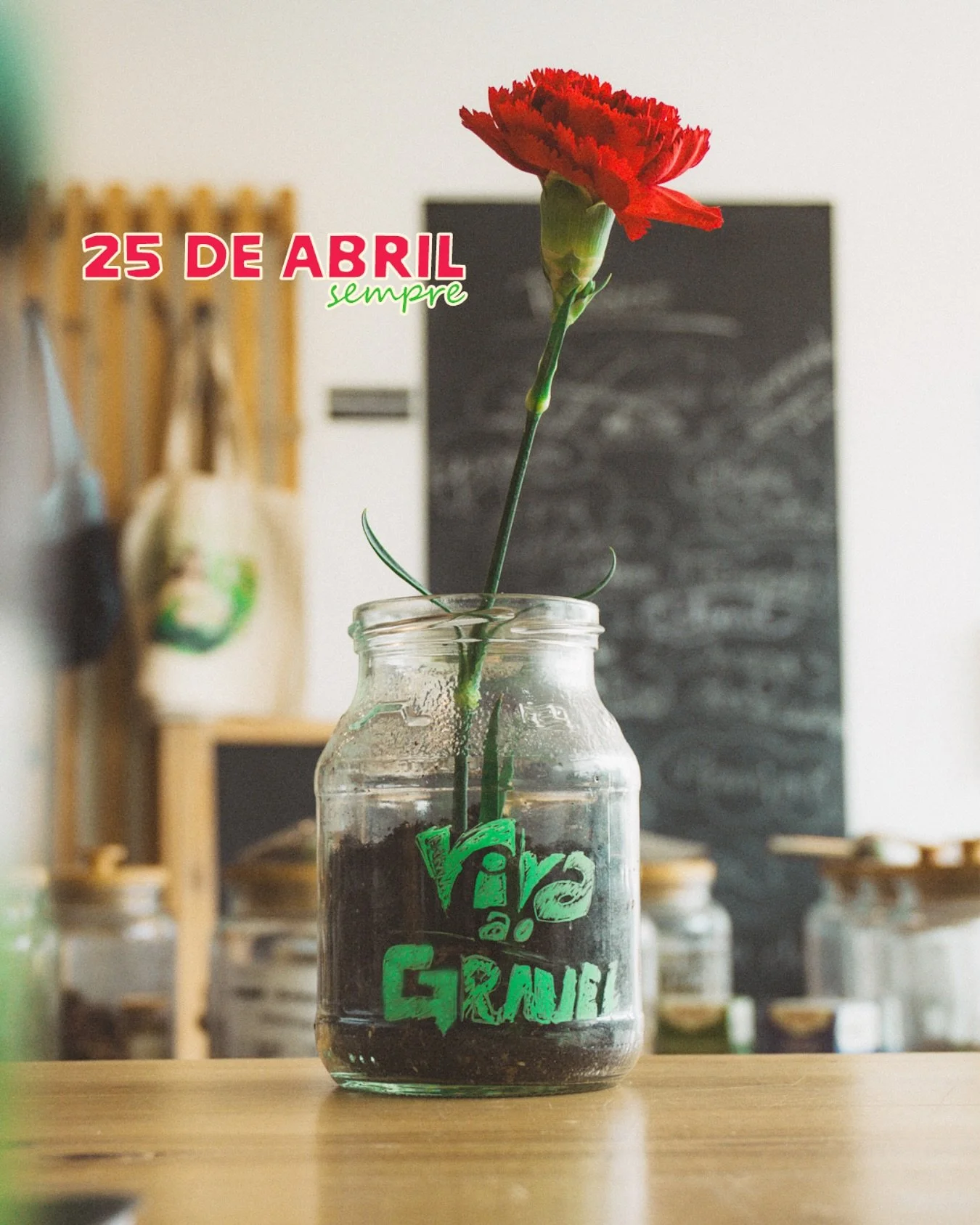 Viva ao 25 de abril. Viva ao granel! 💚

Hoje &eacute; um dia importante. 🌺 Celebramos o 25 de abril e com ele, a liberdade de viver num futuro pr&oacute;spero, mais verde e alegre. A cada gr&atilde;o, a cada escolha, honramos o nosso passado e cons