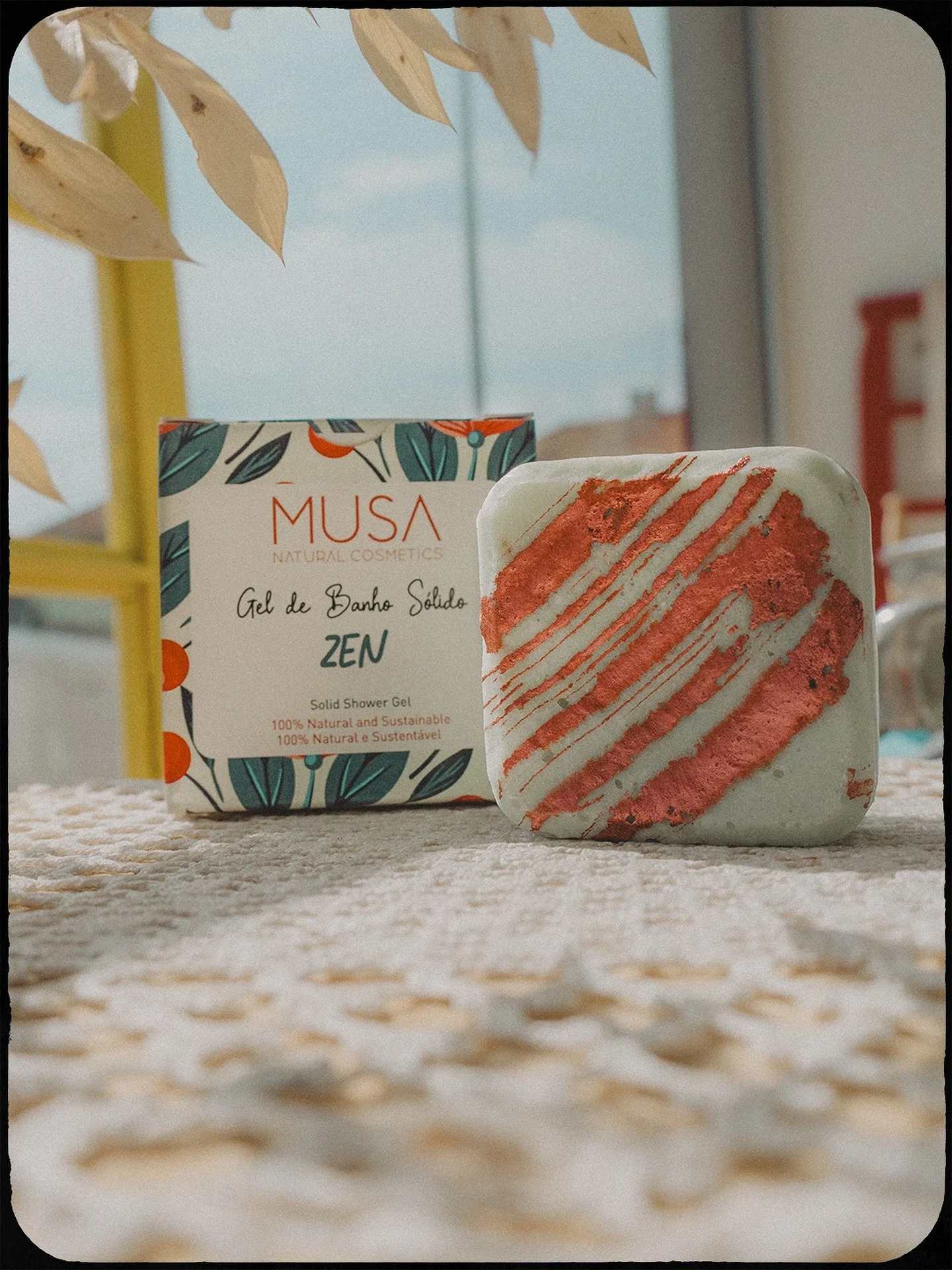 Cheira a f&eacute;rias, cheira a Musa! 😌

Feito em Portugal, este gel de banho tem um aroma intenso que nos transporta diretamente para as nossas melhores mem&oacute;rias de ver&atilde;o. 🌞 Mas o cheiro n&atilde;o &eacute; a &uacute;nica maravilha 