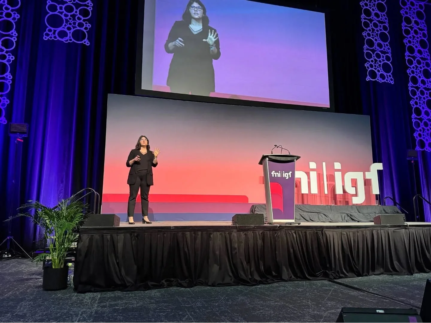 On stage, talking about helping people thrive during times of rapid technological change = one of my favourite things to do. Thanks for having me as your keynote this morning FMI!