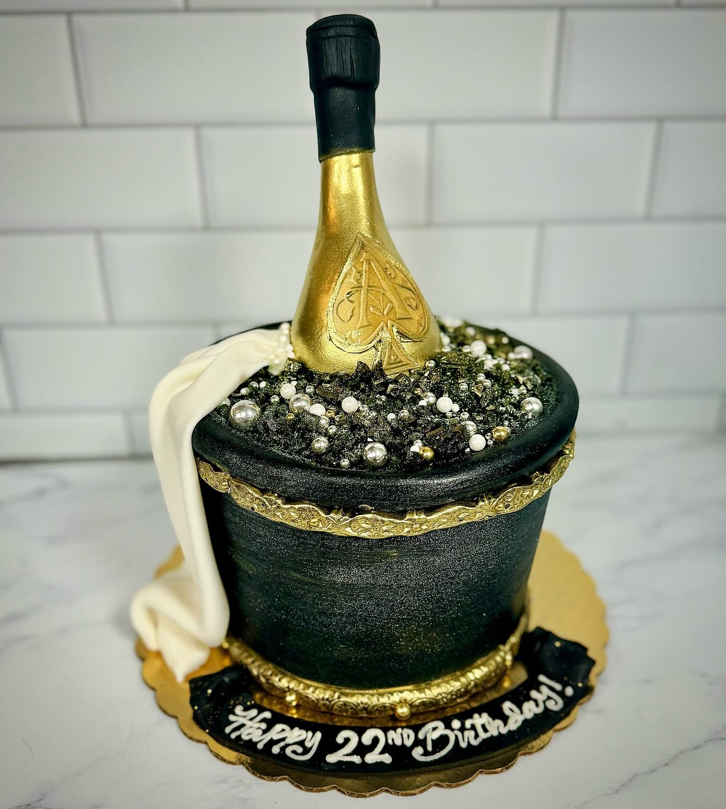 Poppin bottles and slicin cakes 🖤😎 &hellip;
#denvercakes #iconiccakes #cakesiconic
 #denvercakes #cakesdesign #fondantcakes #5280cake #denversmallbusiness #303cakes #denversbest #denversbestbakery2024 
#denversluxury #champagnecake