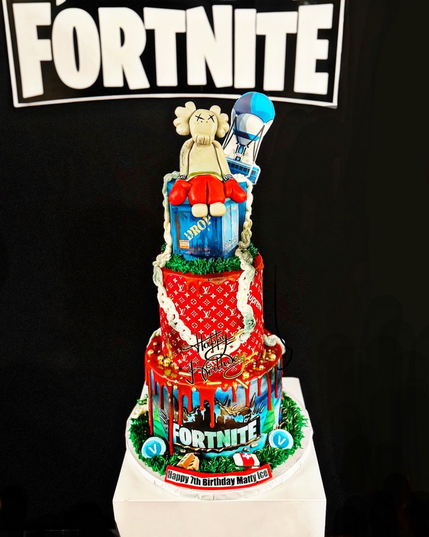 Combo of themes? No problem 😉❤️🖤💚 #denvercakes #iconiccakes #cakesiconic
 #denvercakes #cakesdesign #fondantcakes #5280cake #denversmallbusiness #303cakes #denversbest #denversbestbakery2024 
#denversluxury #kaws #supreme #lvsupreme #customcake #c