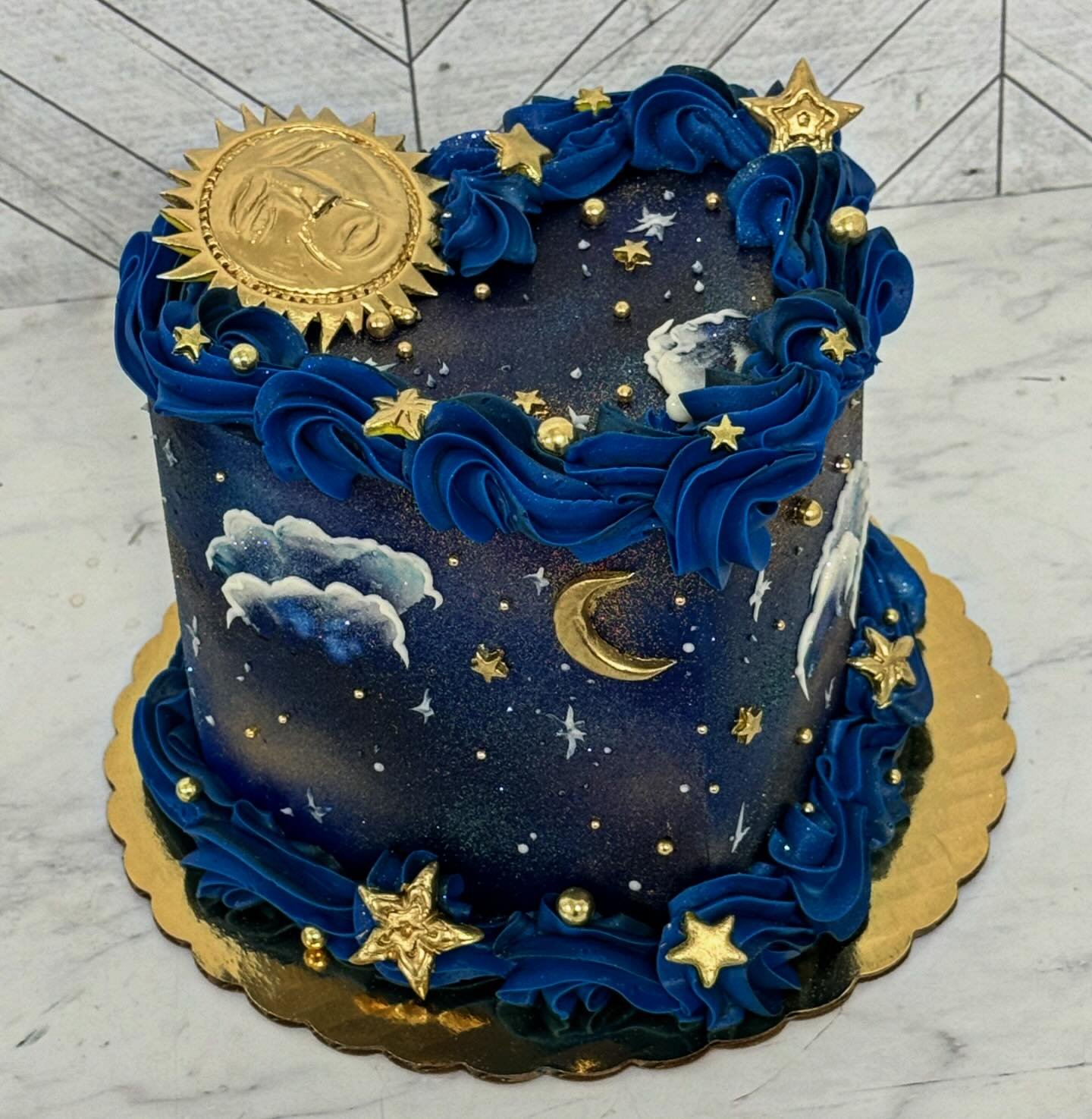 Celestial sensation 🌞🌙✨ 
#denvercakes #iconiccakes #cakesiconic
 #denvercakes #cakesdesign #fondantcakes #5280cake #denversmallbusiness #303cakes #denversbest #denversbestbakery2024 
#denversluxury #eat5280