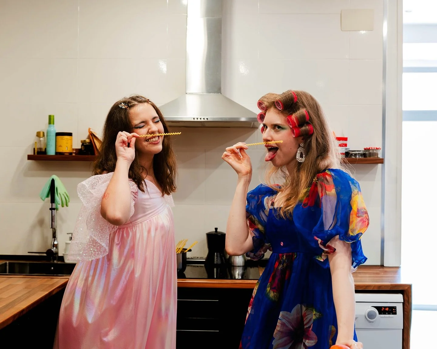 Glam girls in the kitchen are a whole story of their own. Two queens cooking pasta, laughing together, and turning an ordinary moment into pure magic. Lip gloss shining. Outfits glowing. A little sauce on the counter that somehow looks stylish just b