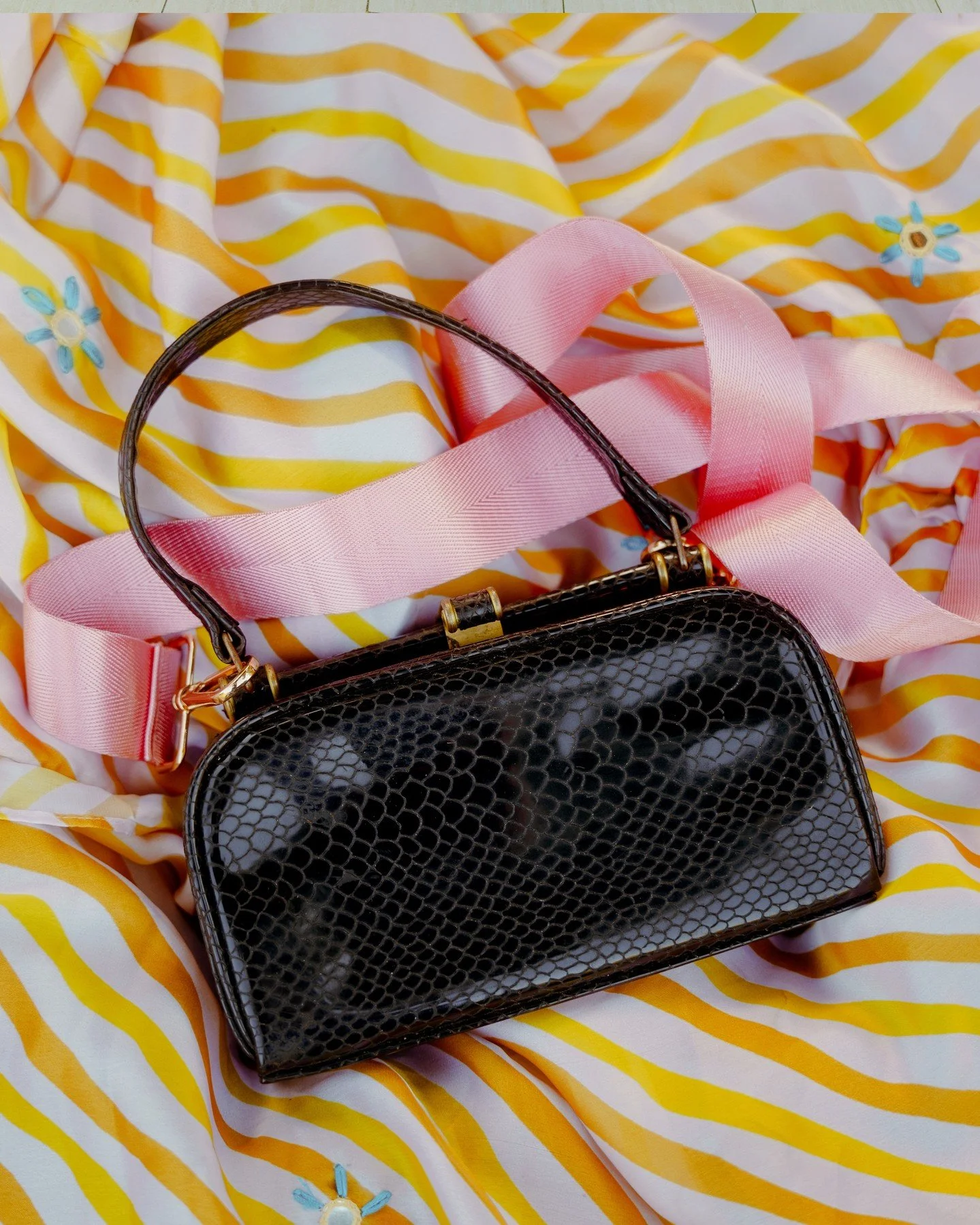 Why go unnoticed when you can choose to glow without asking for permission? The special occasion to stand out is a decision you make every time you show up. It is about the power of being the protagonist, wearing craftsmanship that demands to be seen