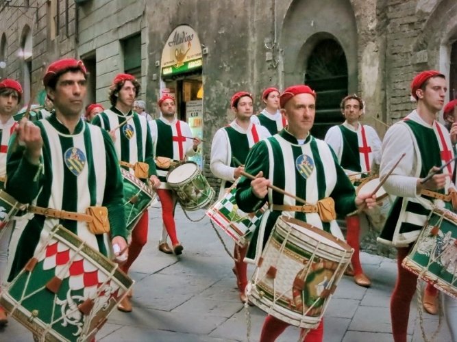 RZContrada-dellOca-Siena-procession-1-800x600-1.jpg