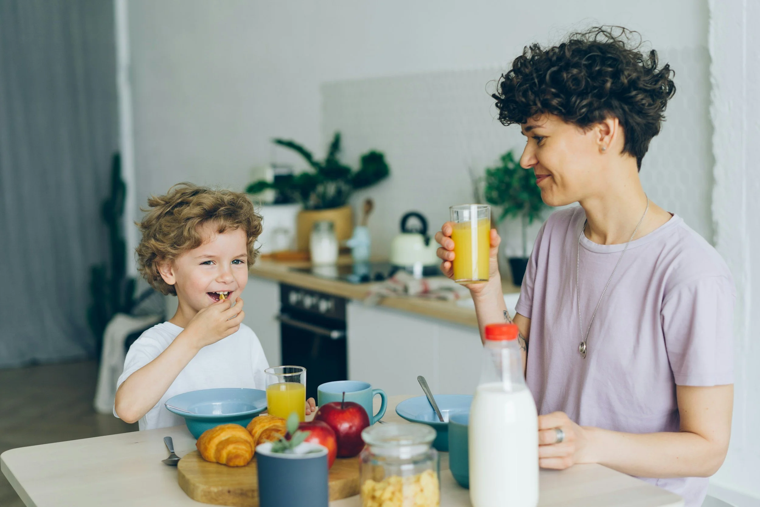 How Nannies Can Encourage Healthy Eating Habits in Kids