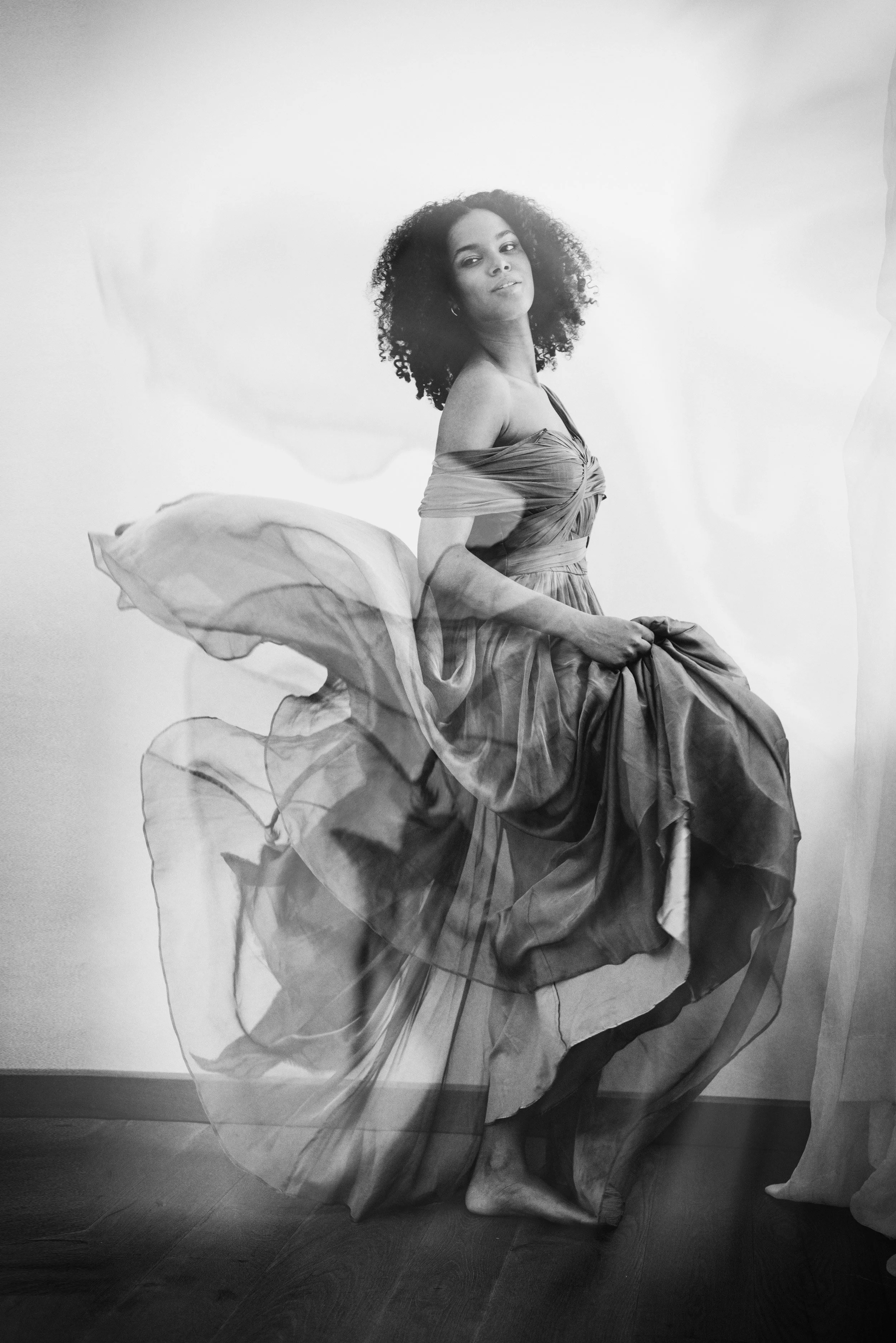 Ritratto femminile in movimento, abito che vola — Studio Lumière, Studio Hound Portraits Milano