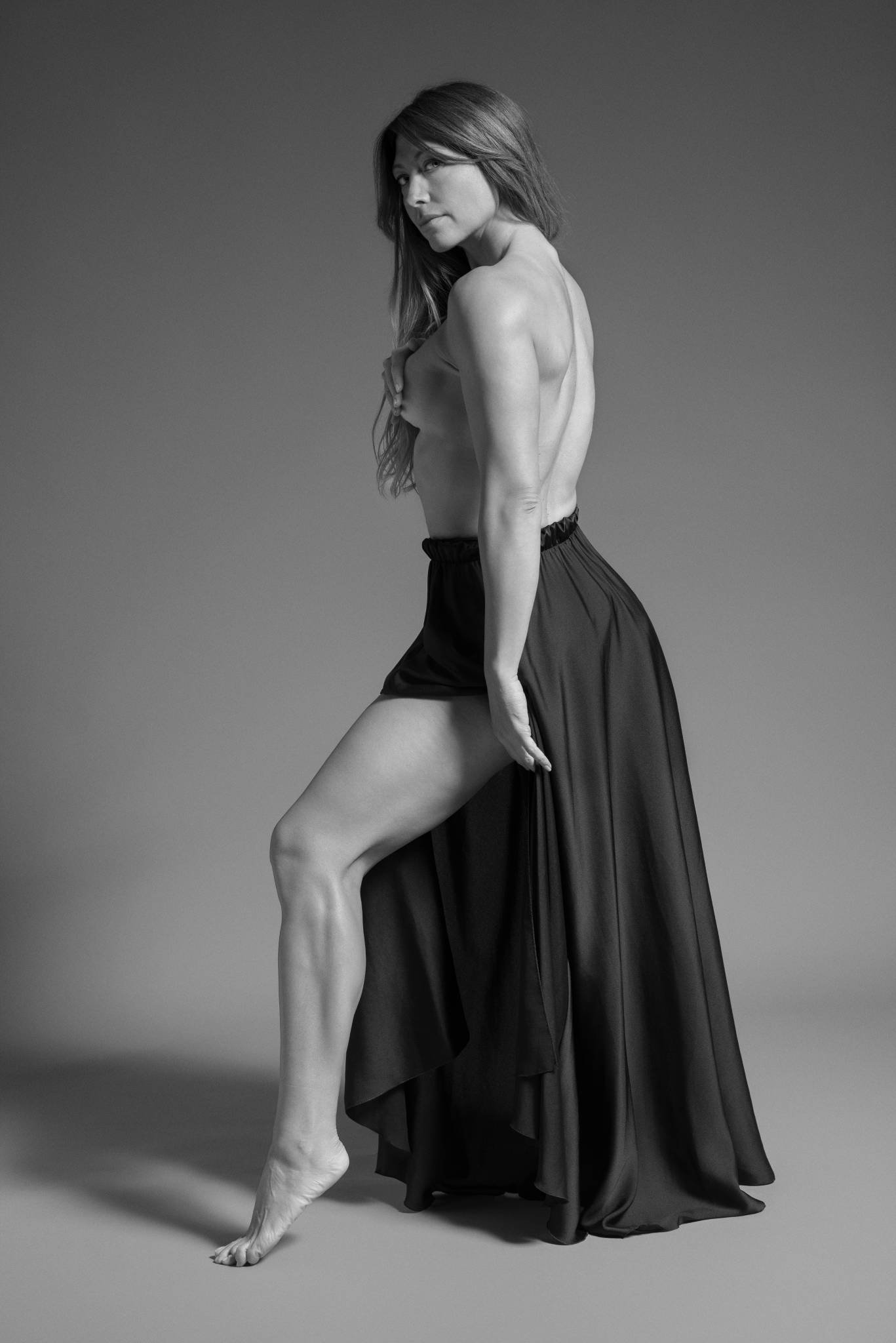 Ritratto femminile elegante, gonna lunga e schiena scoperta — Studio Lumière, Studio Hound Portraits Giulia Razzauti