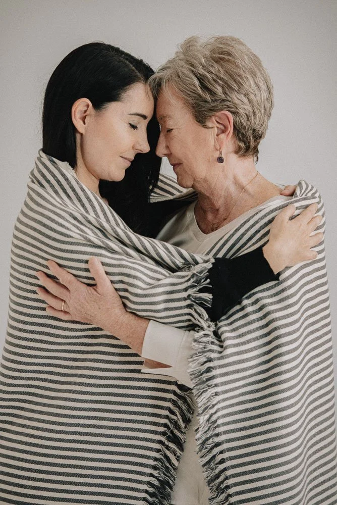 Ritratto madre e figlia, abbraccio — Studio Legacy, Studio Hound Portraits Milano
