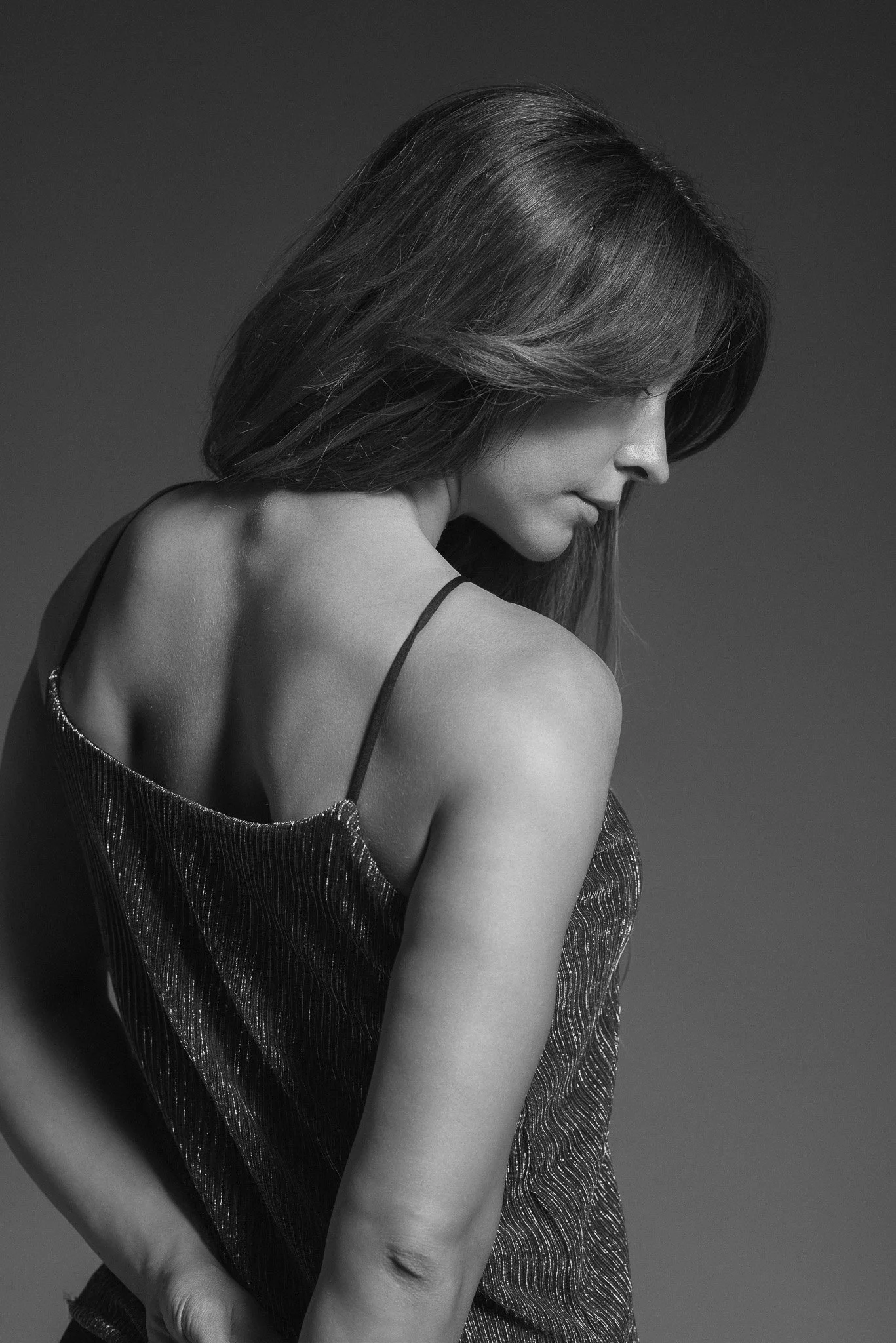 Ritratto femminile in bianco e nero, sessione fotografica Studio Hound Portraits Milano — Giulia Razzauti fotografa