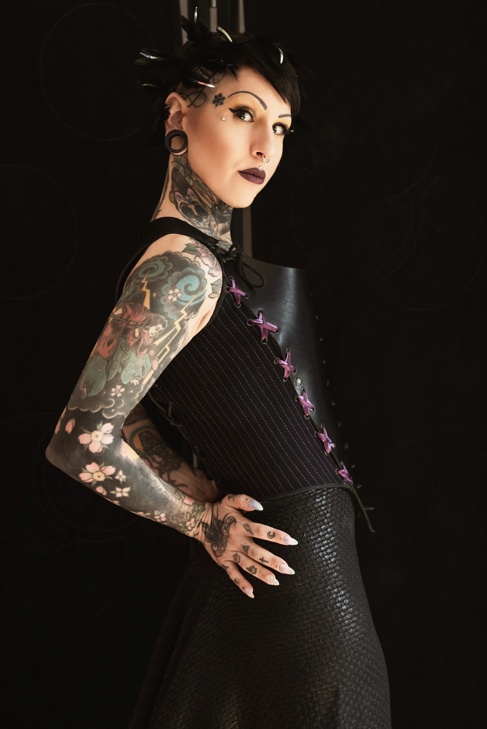 Ritratto femminile a colori, donna con tatuaggi e corset — Studio Lumière, Studio Hound Portraits Milano