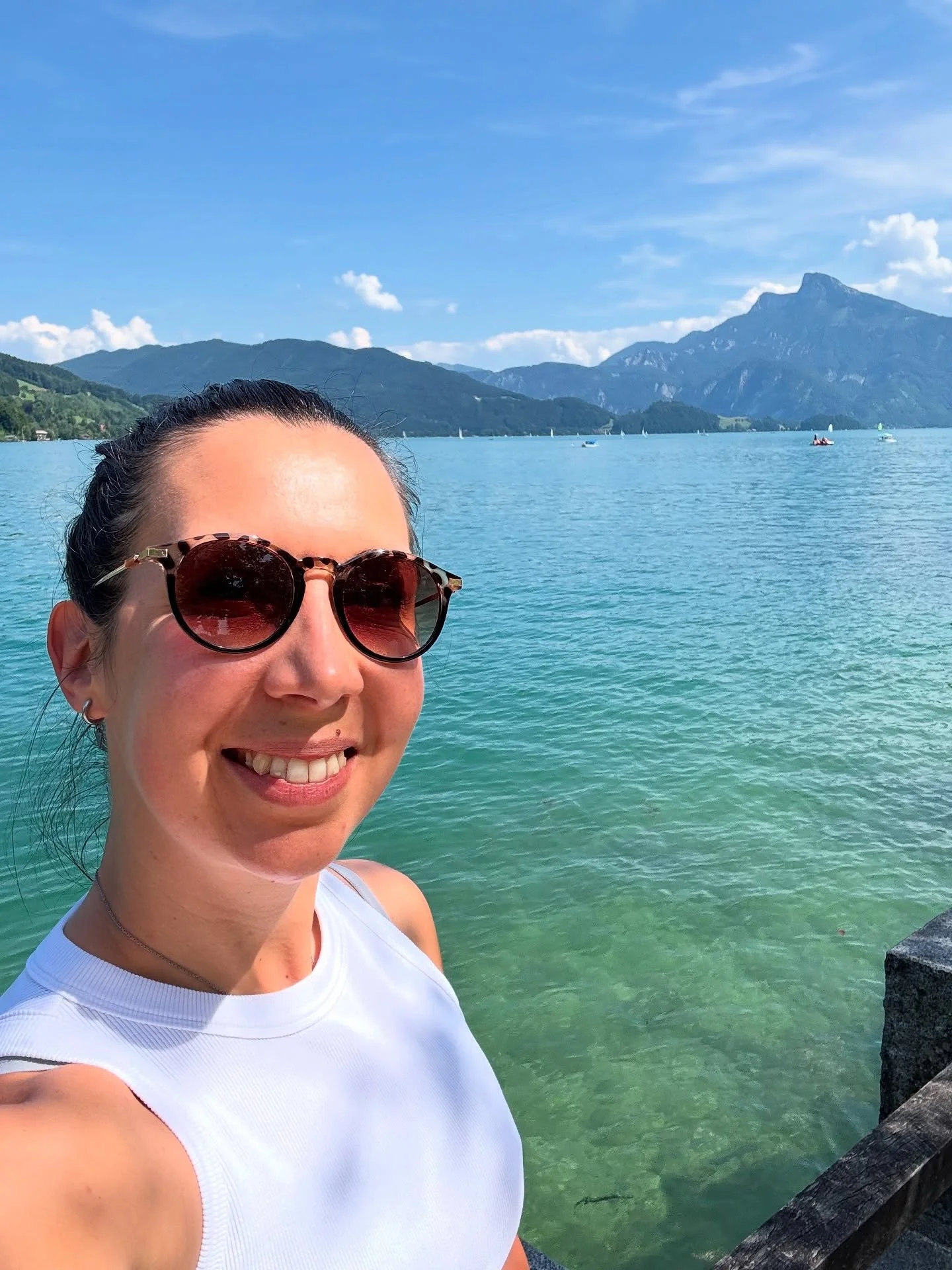 Letzte Woche war ich am Mondsee.

5 Tage Schweigen.
5 Tage Meditieren.

Kein Handy, kein Gespr&auml;ch.
Kein Training, keine Musik.
Kein Lesen. Kein Podcast.
Nicht mal ein Notizbuch.

Sitz- und Gehmeditationen im Wechsel.
Schweigend essen.
Schweigend