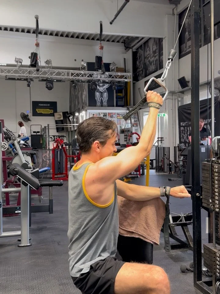 Ein Haufen Ziehen, ein Haufen Dr&uuml;cken. 🤝

Lat Pulldown (Single Arm):
65 &times; 8,7
 
Schnell Chest Press:
62,5 &times; 7,8
 
Upper Back Pulldown:
110 &times; 10,8
 
Seated Overhead Press (Dumbbell):
25 &times; 8,8
 
Hammer Curl (Cable):
133 &t