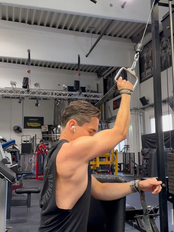 M&uuml;de, aber konzentrierte Einheit. 🤝

Lat Pulldown (Single Arm):
60 &times; 11,10
 
Schnell Chest Press:
62,5 &times; 8,8
 
Upper Back Pulldown:
110 &times; 9,8
 
Seated Overhead Press (Dumbbell):
25 &times; 8,7
 
Hammer Curl (Cable):
133 &times