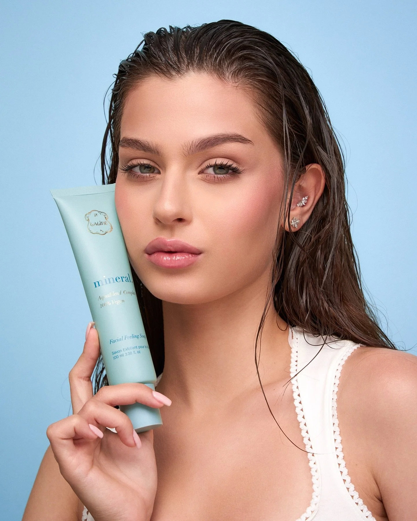 Another one from Laline&lsquo;s mineral collection + bts😉 
*personal project 

Photography: @rilimedia 
Model: @shanirinsky_ 
MUA: @dianayalon_makeup 

#laline #ללין #צילוםמוצרים #צילוםוידאו #צילוםסטודיו #productphotographer #יוצרתתוכן #צלמת #conten