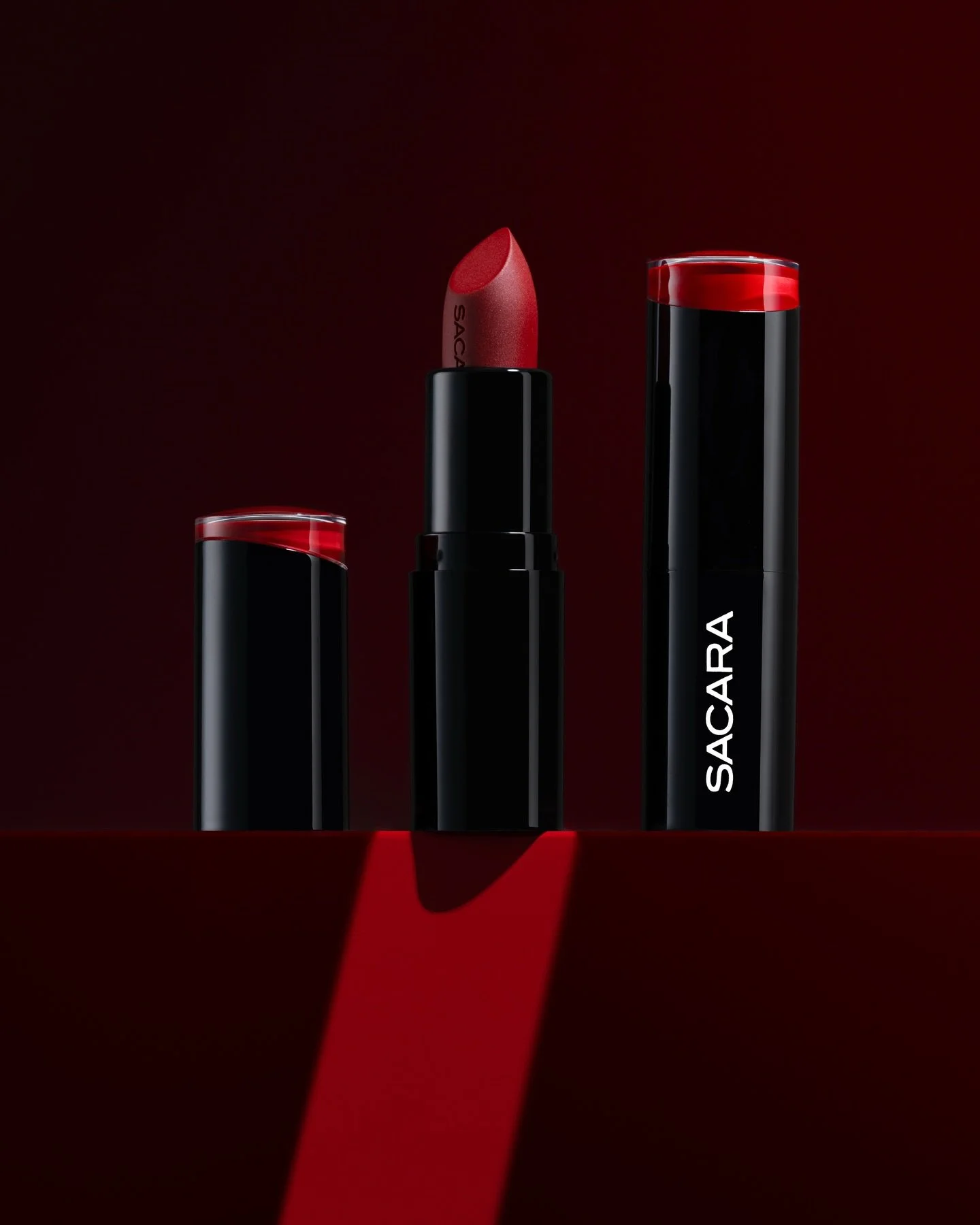 Another one with @sacara_il &lsquo;s red lipstick 💄 + bts 
It was really fun creating and editing this one !

#sacara #productphotoshoot #cosmeticphotography #contentcreator #creativestudio