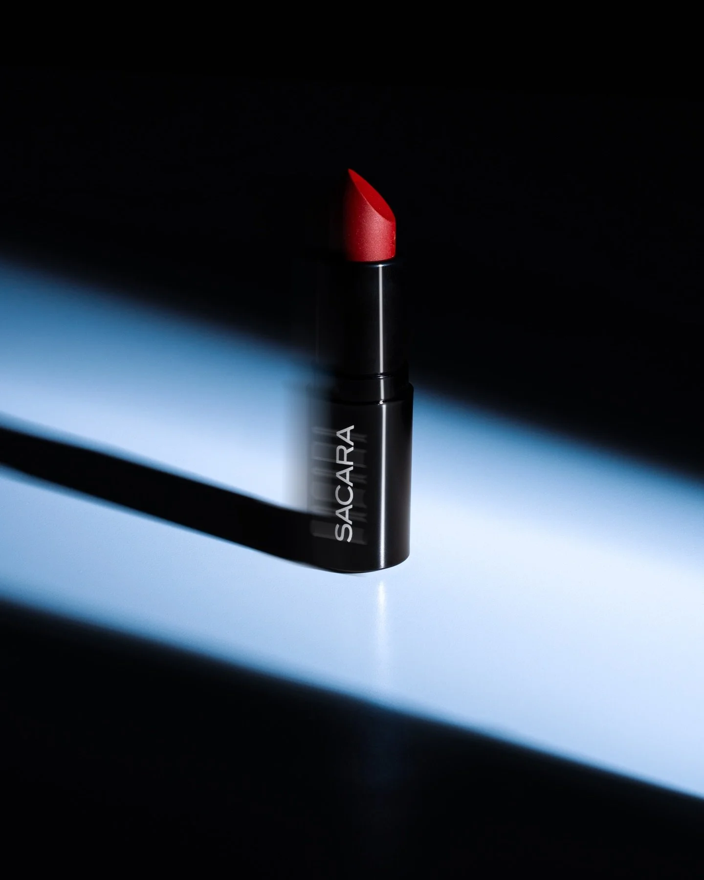 We love the luxury look🫣!! 
With @sacara_il &lsquo;s lipsticks
*personal project

#productphotographer #creativestudio #cosmeticsphotography