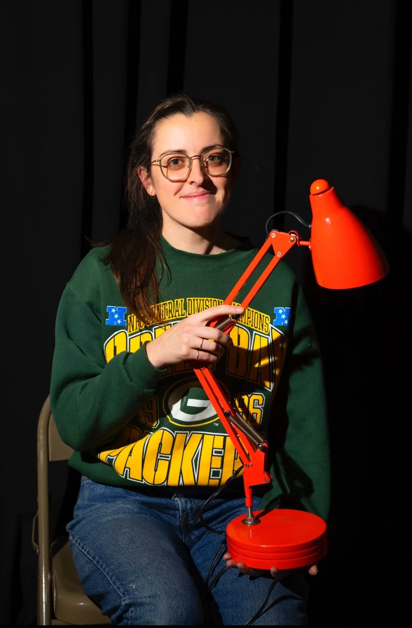 Mary Molepske, volunteer at Repair Café El Barrio grilling burguers for the crew