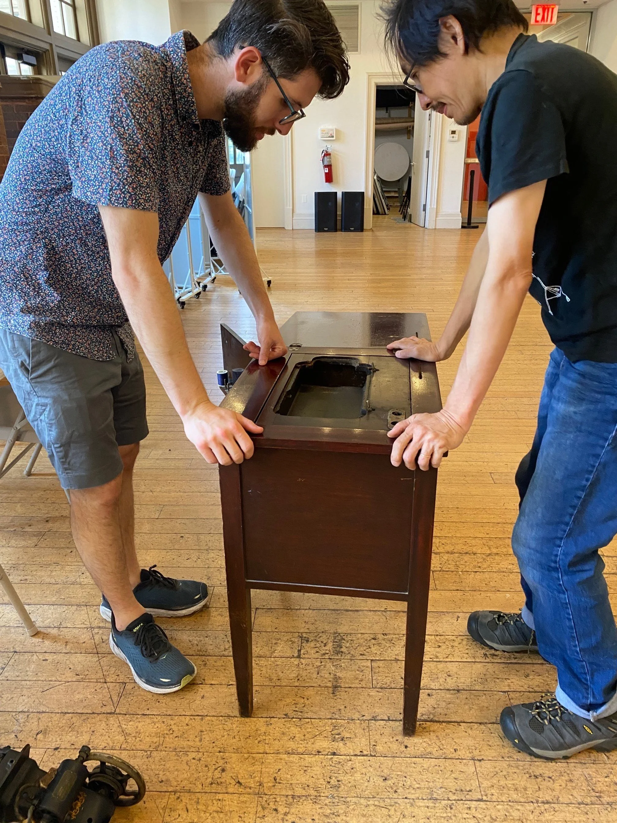 Howie Levine, host and volunteer at Repair Café El Barrio repairing an old sewing machine