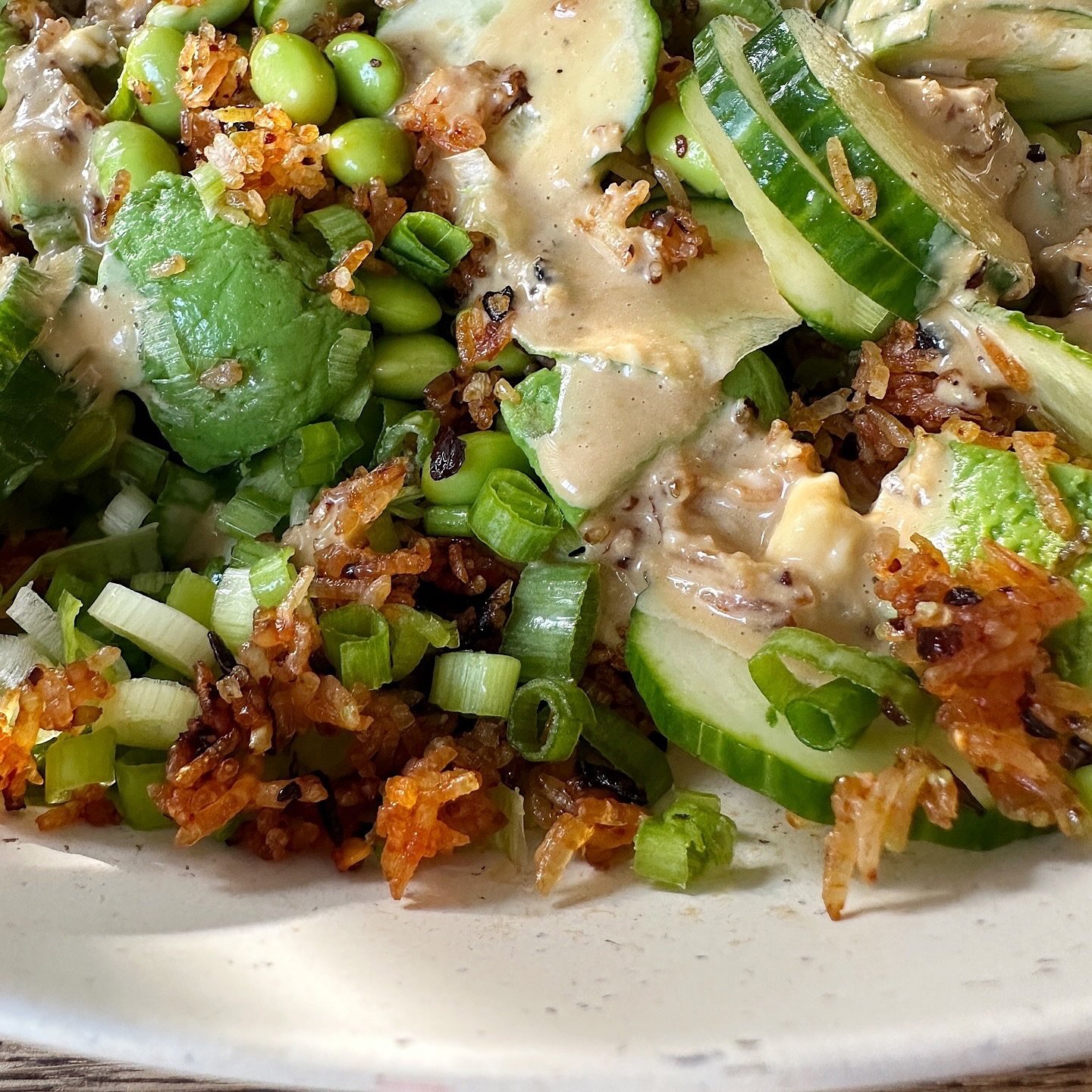 A closeup is the only way to do this salad justice. I added Salmon to make it a meal. Recipe for this Crispy Rice Salad with Roasted Sesame Dressing is up now! Link in Bio!
.
#mellacooks #salads #eattherainbow #greens #tastyhealth #easysalad #dressin