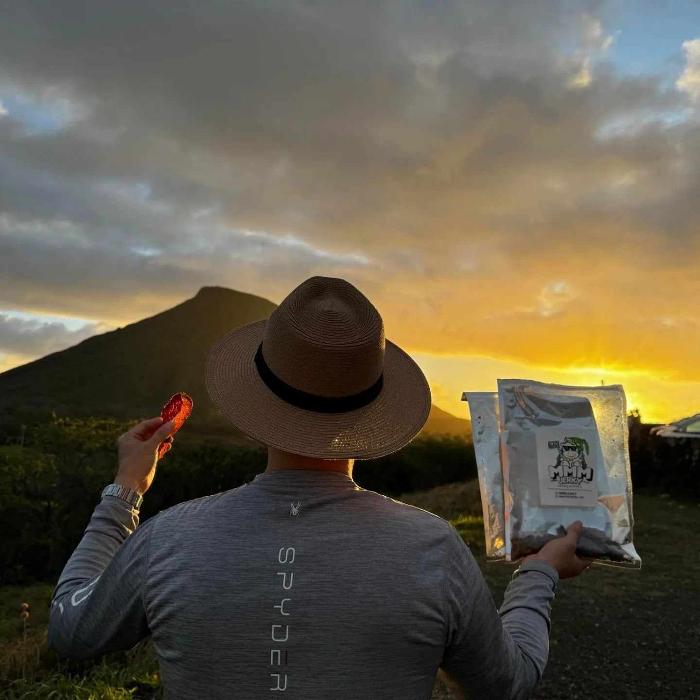 A true testament to how thin our jerky is. Too thin and it breaks apart on your hands, too thick and it's not crispy.
#MMMJerky #BeefJerky #Jerky #MadeWithLove #RenoNevada #SupportiveFriends #CrispyBeefJerky #BeefChips #USDAPrimeBeef #Sunset #RawUned