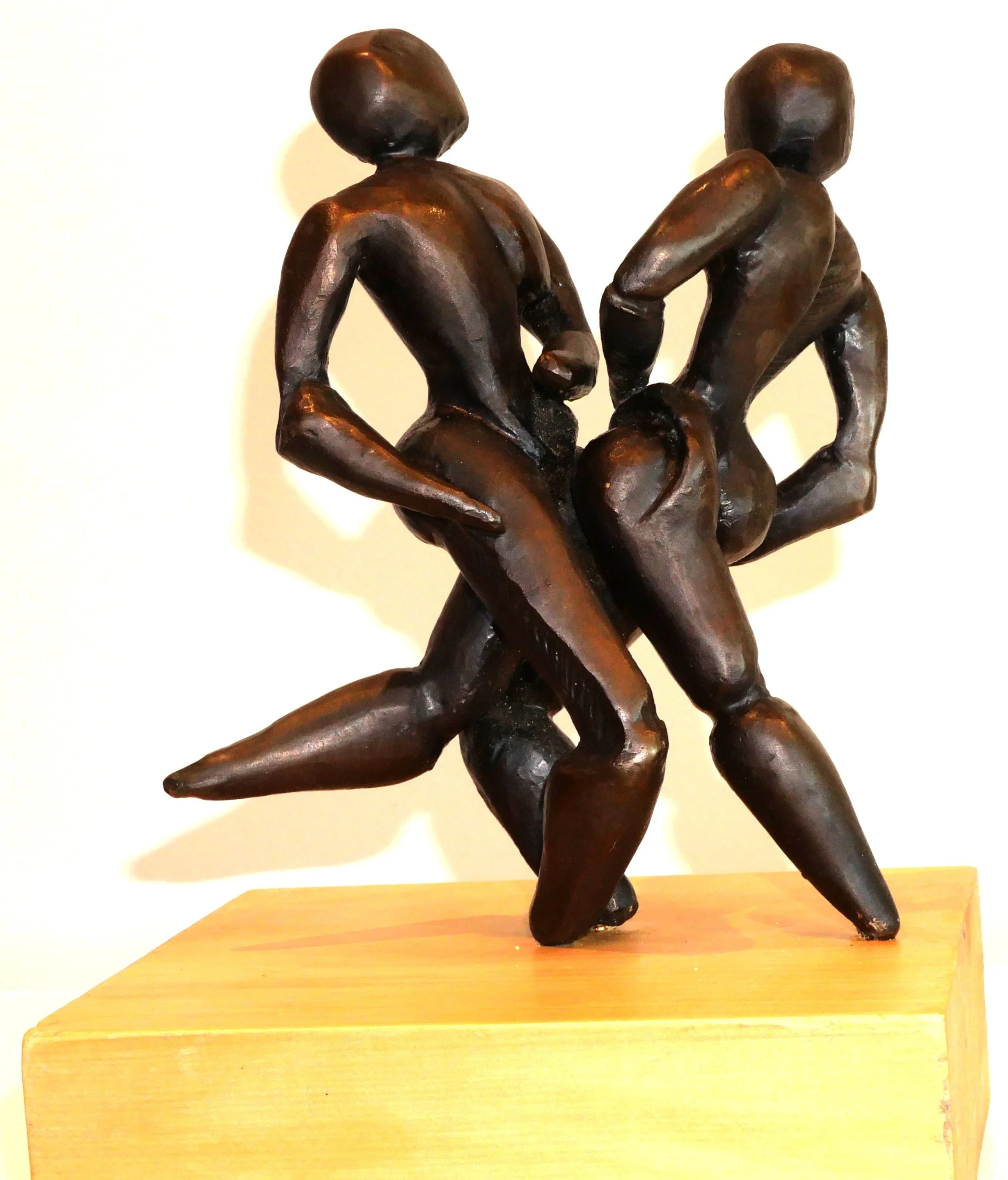 Dancing couple v (160x160x100)
Bronze (Ash base)