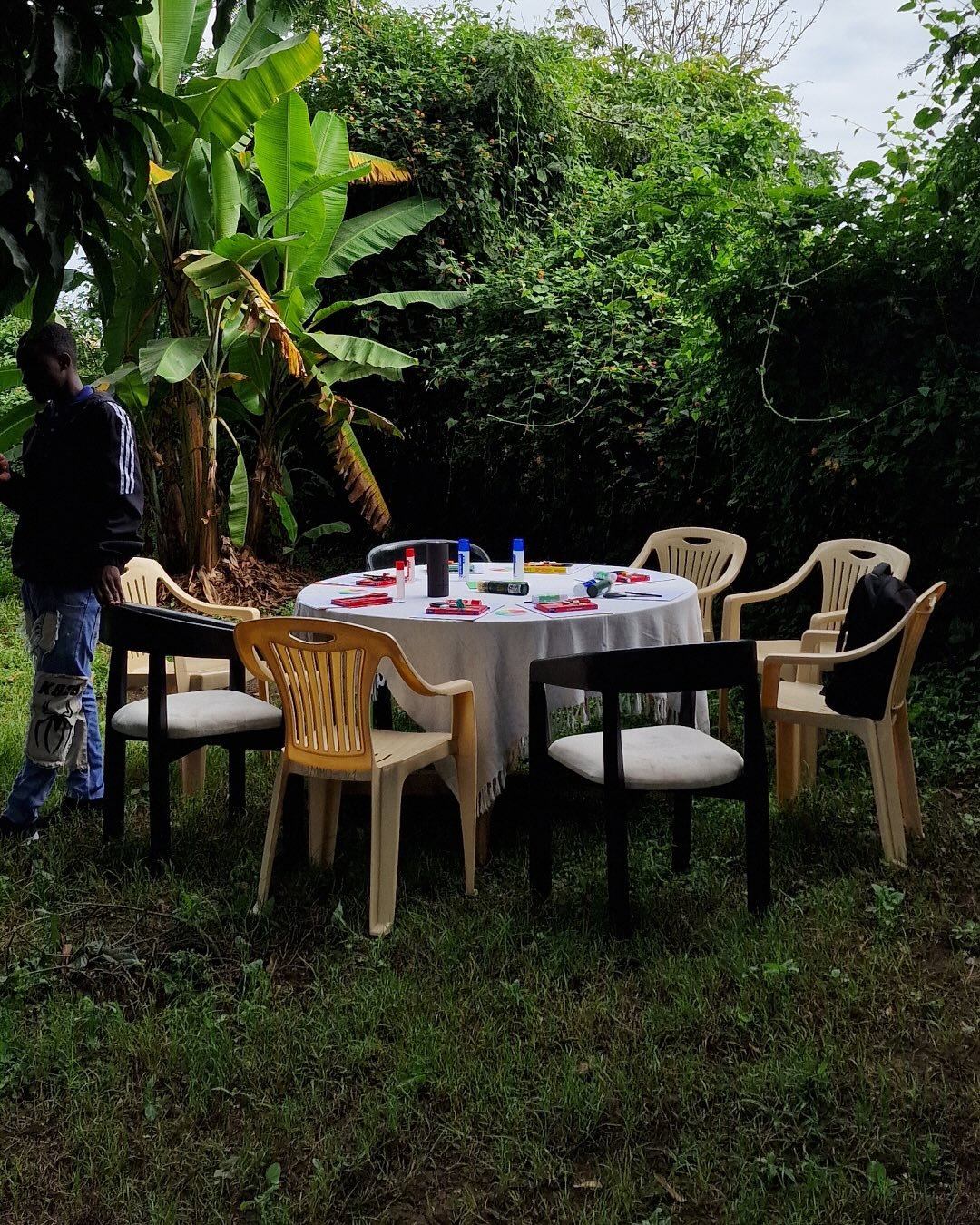 🎨 Art Therapy Workshop &ndash; Session 1 and 2

We kicked things off by exploring the Feelings Wheel and the Colour Wheel, connecting colors with emotions in creative, personal ways.

Participants expressed how they felt today using only color &mdas