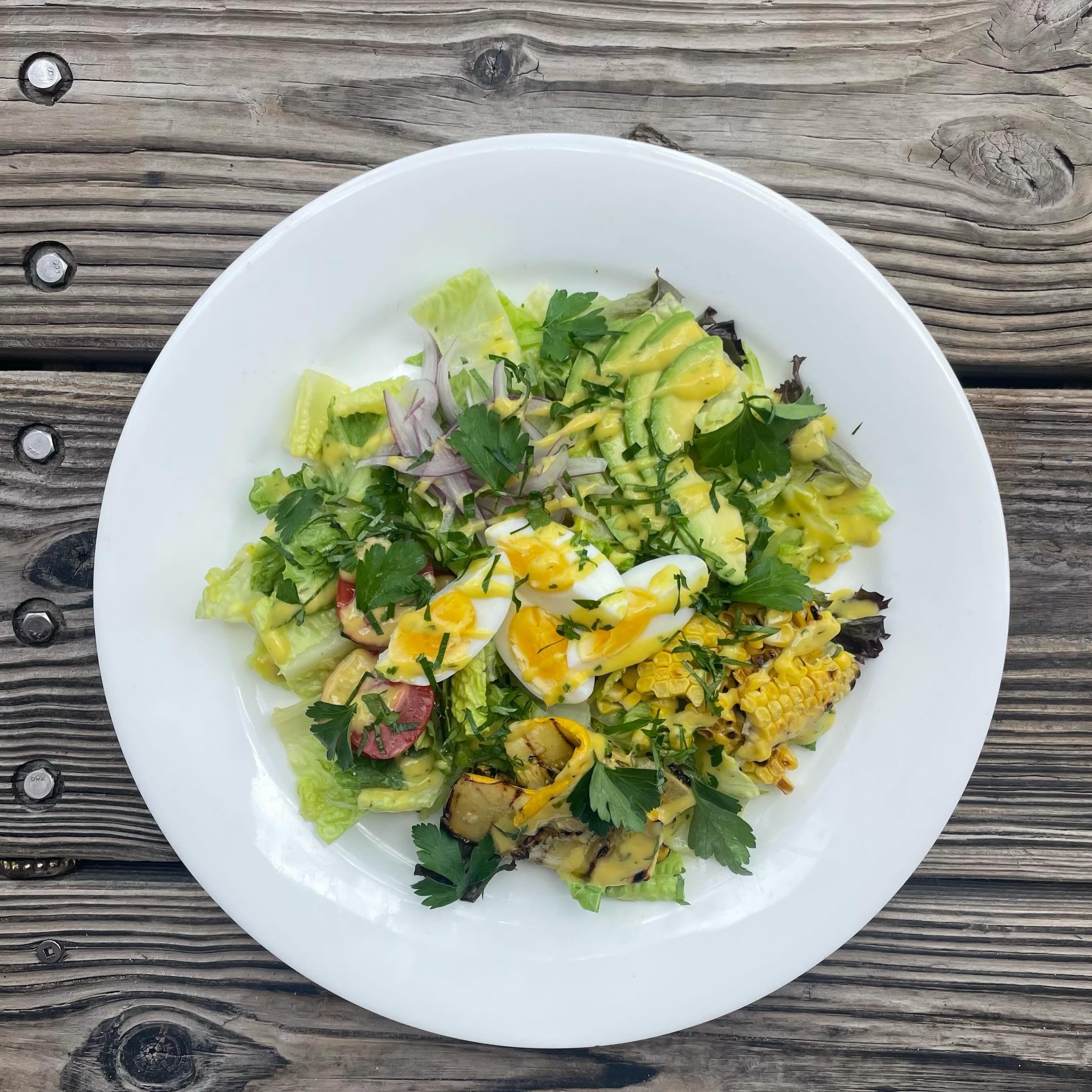 COBB salad |  Corn, courgettes, red onion, eggs, avocado, green leaves, fine herbs, mango &amp; lime dressing 🥭 🌿

#calypsogrillcayman #grandcayman #caymanislands #caymankind