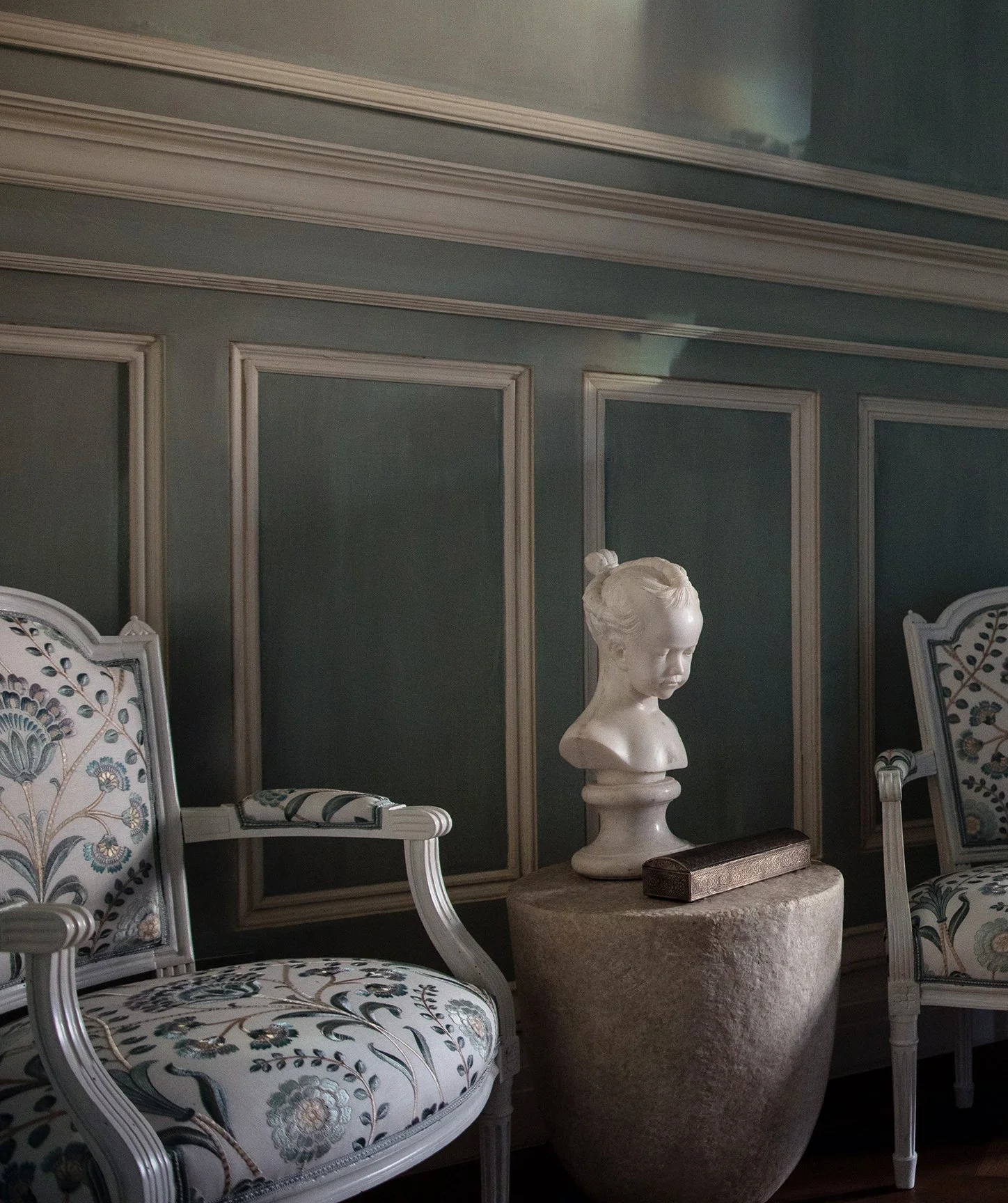 Kendall-Wilkinson-San-Francisco-Decorator-Showcase-2026- Staircase-Corner-Statue.jpg