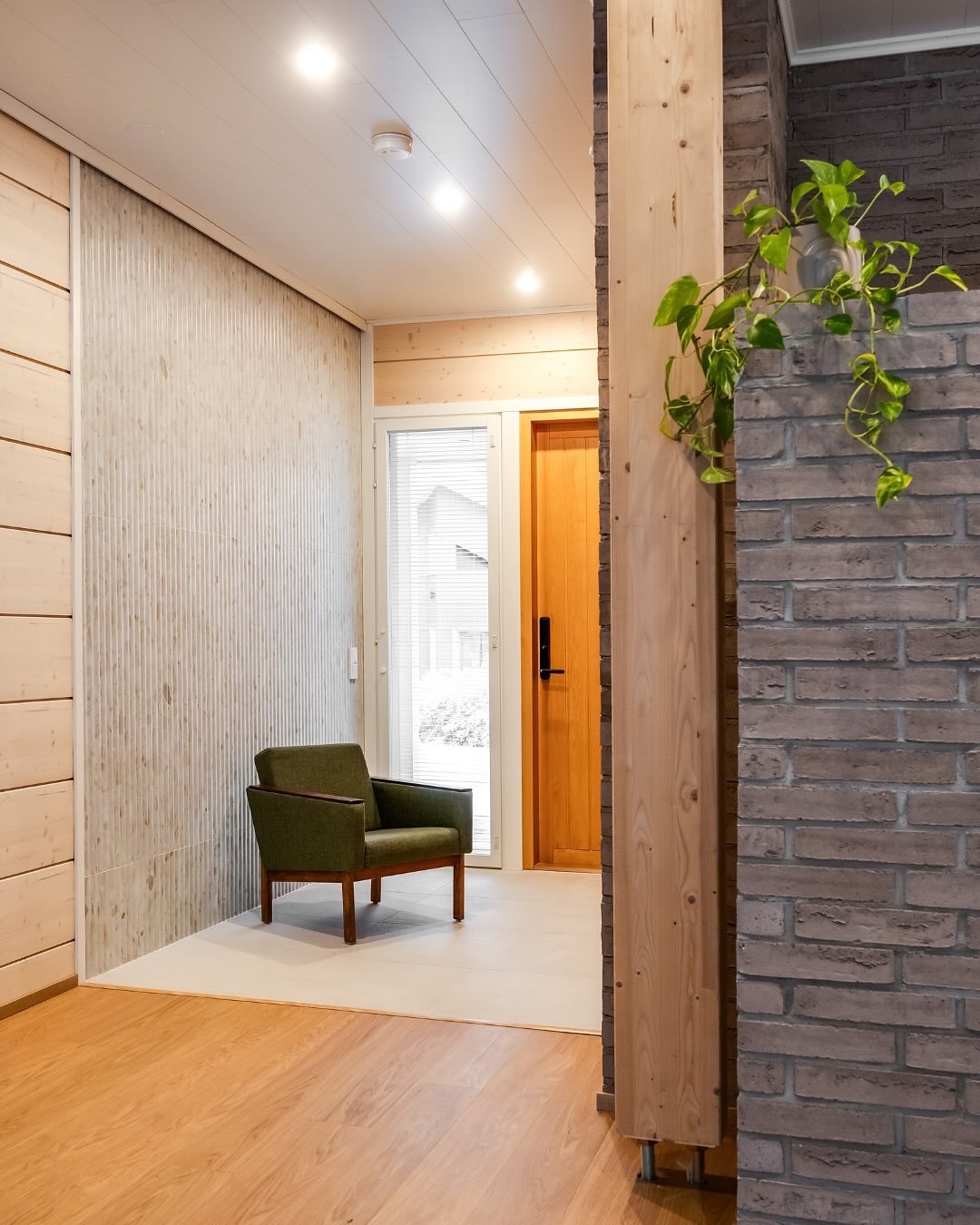 Villa V&auml;is&auml;sen eteisen n&auml;ytt&auml;v&auml; Fluted Terrazo Beige -sein&auml;laatta on Caislan laattavalikoimasta. @caislalaatat 

Laatta on helppo pit&auml;&auml; puhtaana ja se on hyvin aikaa kest&auml;v&auml; valinta. 🤍

Suunnittelu: 