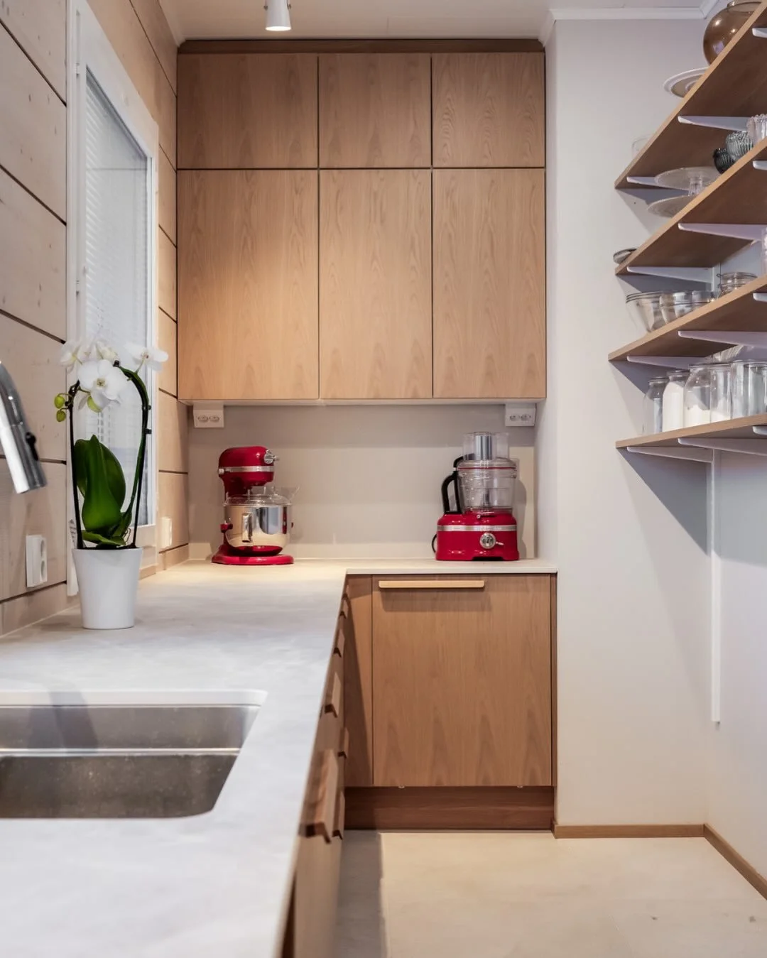 Keitti&ouml; on kodin syd&auml;n ❤️

Meille sisustussuunnittelijoina kiintokalustesuunnittelun l&auml;ht&ouml;kohtana on sinun ja perheesi arjen toiminnot. Suunnittelemme ratkaisuja, jotka tukevat arjen sujuvuutta huomioiden kodin kokonaisuutena. 

T