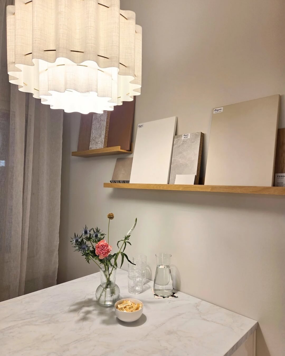 Nastarakennuksen showroom ✨

Suunnittelimme Nastarakennuksen toimiston yhteyteen showroomin. Tilan, jossa voit tutustua tulevan kotisi pintamateriaaleihin ja sisustusratkaisuihin. 

Pyrimme luomaan showroomista kodinomaisen paikan, jossa p&auml;&auml