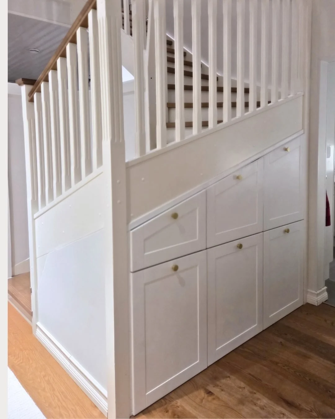 S&auml;ilytystilaa portaiden alle. Hukkatila toimii nyt mm. kierr&auml;tys- ja s&auml;ilytyspisteen&auml; helpottaen arjen sujuvuutta.

Suunnittelemme mielell&auml;mme erikoisratkaisuja ja mittatilauskalusteita.

T&auml;ss&auml; kohteessa taitava asi