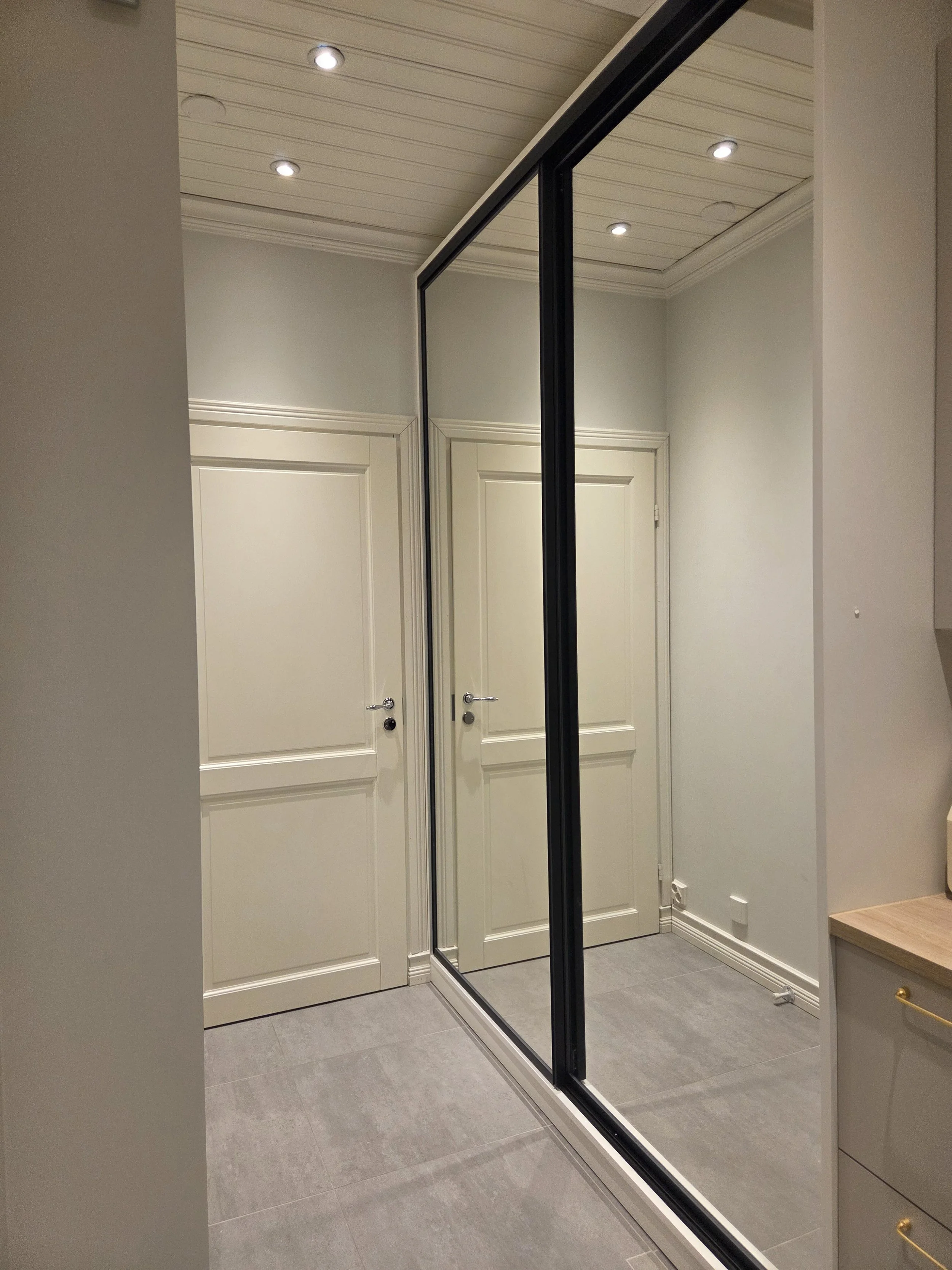 Remonttikohteen kodinhoitohuoneen ja wc:n pintamateriaali- ja kiintokalustesuunnittelu.