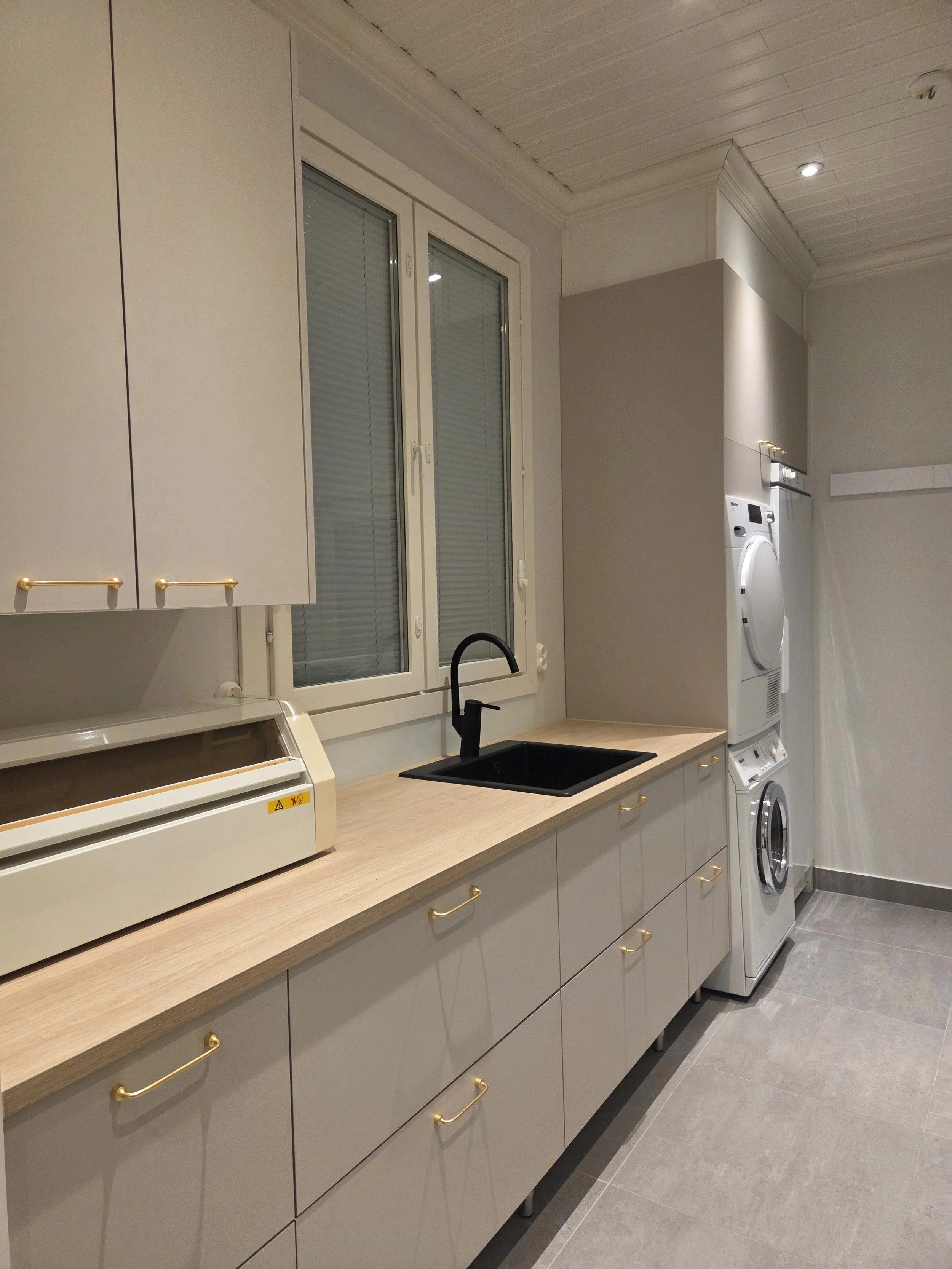 Remonttikohteen kodinhoitohuoneen ja wc:n pintamateriaali- ja kiintokalustesuunnittelu.