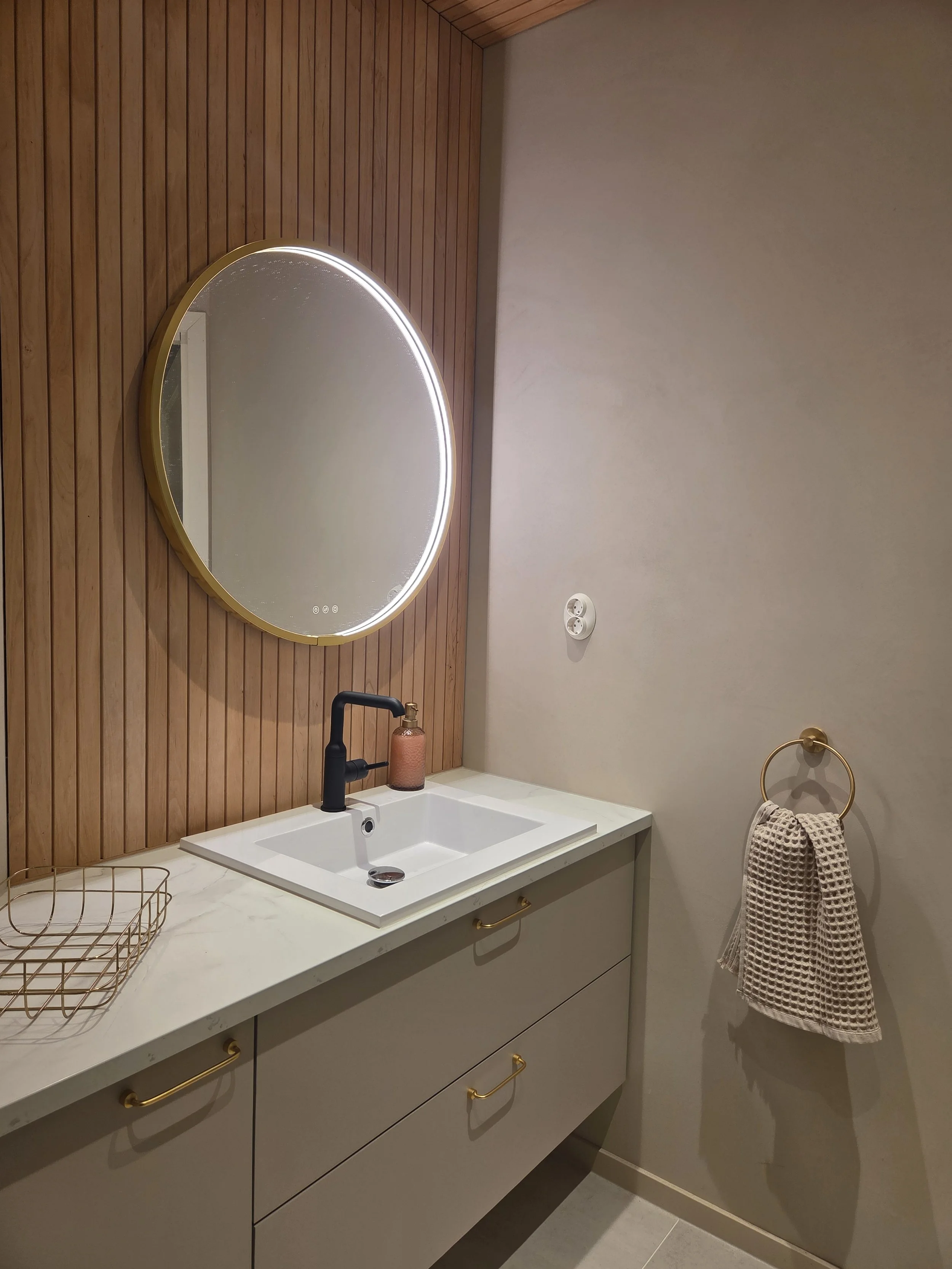 Remonttikohteen kodinhoitohuoneen ja wc:n pintamateriaali- ja kiintokalustesuunnittelu.