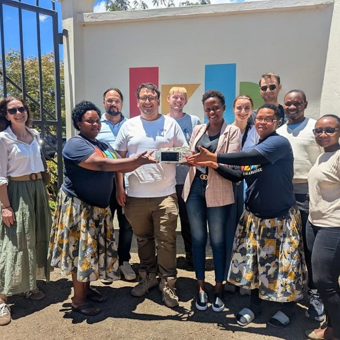 A big thank you to Jonas and the team at @pflasterfuertansania for their donation of a noninvasive hemoglobin monitoring device!

This device measures haemoglobin levels without having to draw blood - a big plus when you&rsquo;re working with childre