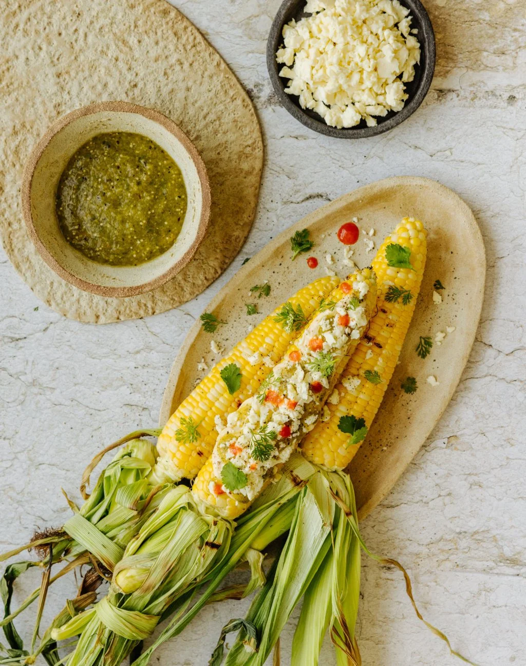 ÉPIS DE MAÏS GRILLÉS À LA MEXICAINE, COTIJA LATINO, SALSA DE TOMATILLOS