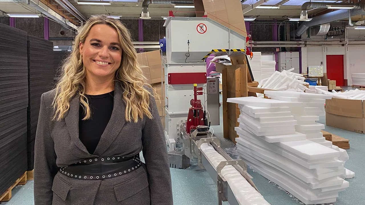 QA, Sourcing & Compliance Manager, Merete Todbjerg Løye, fra Granby Pack. I baggrunden er en maskine, der omdanner fabrikkens flamingo-affald til en lang “pølse”, der kan genbruges til produktion af nye flamingoplader.  Foto: Green Business.