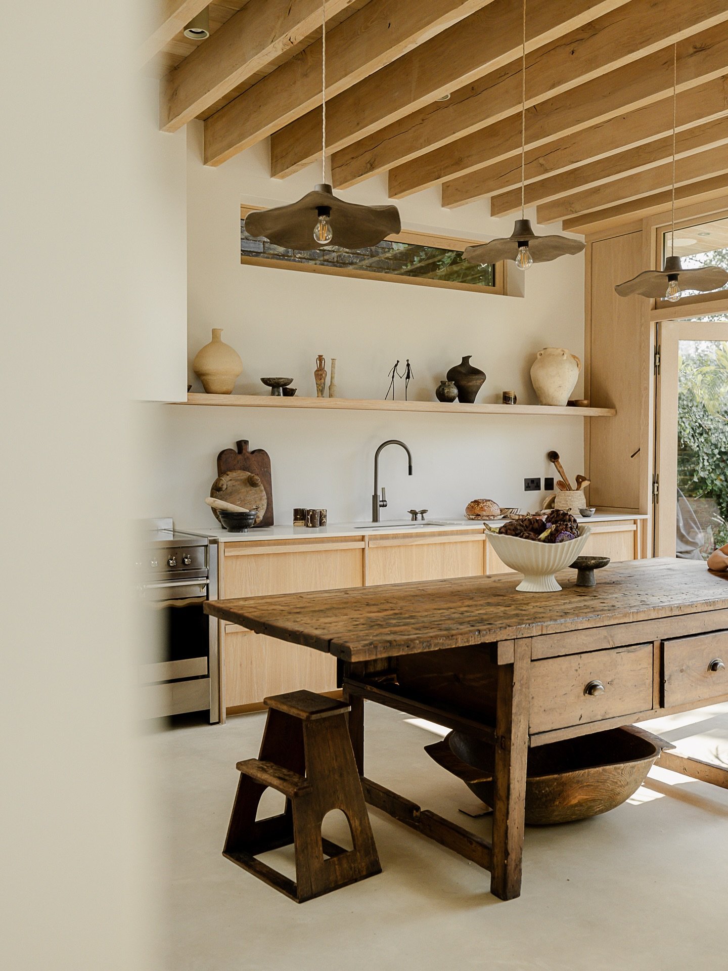 Easy like bank holiday Monday morning.
Fleeting, but lovely.

#naturalinteriors #warmminimalism #kitcheninspo 
#modernrustic #calmspaces 

Stunning captures from @ste_marques ✨
Vessels : @aysehabibekucuk 🤎