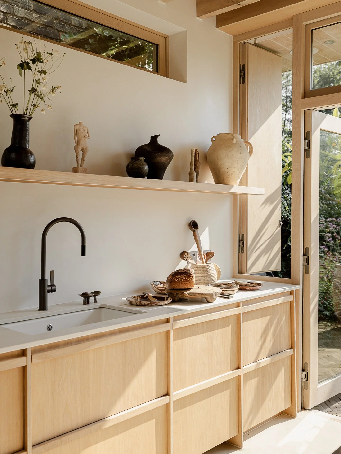 good morning, sunshine

Vase &amp; plates @fermliving ceramics:@aysehabibekucuk @anewtribe 
Thanks for the gorgeous capture @ste_marques 
#kitchendesign #secretwindow #sculpturalhome 
#warmminimalism  #lightandspace  #naturalinteriors 
#shelflife  #s