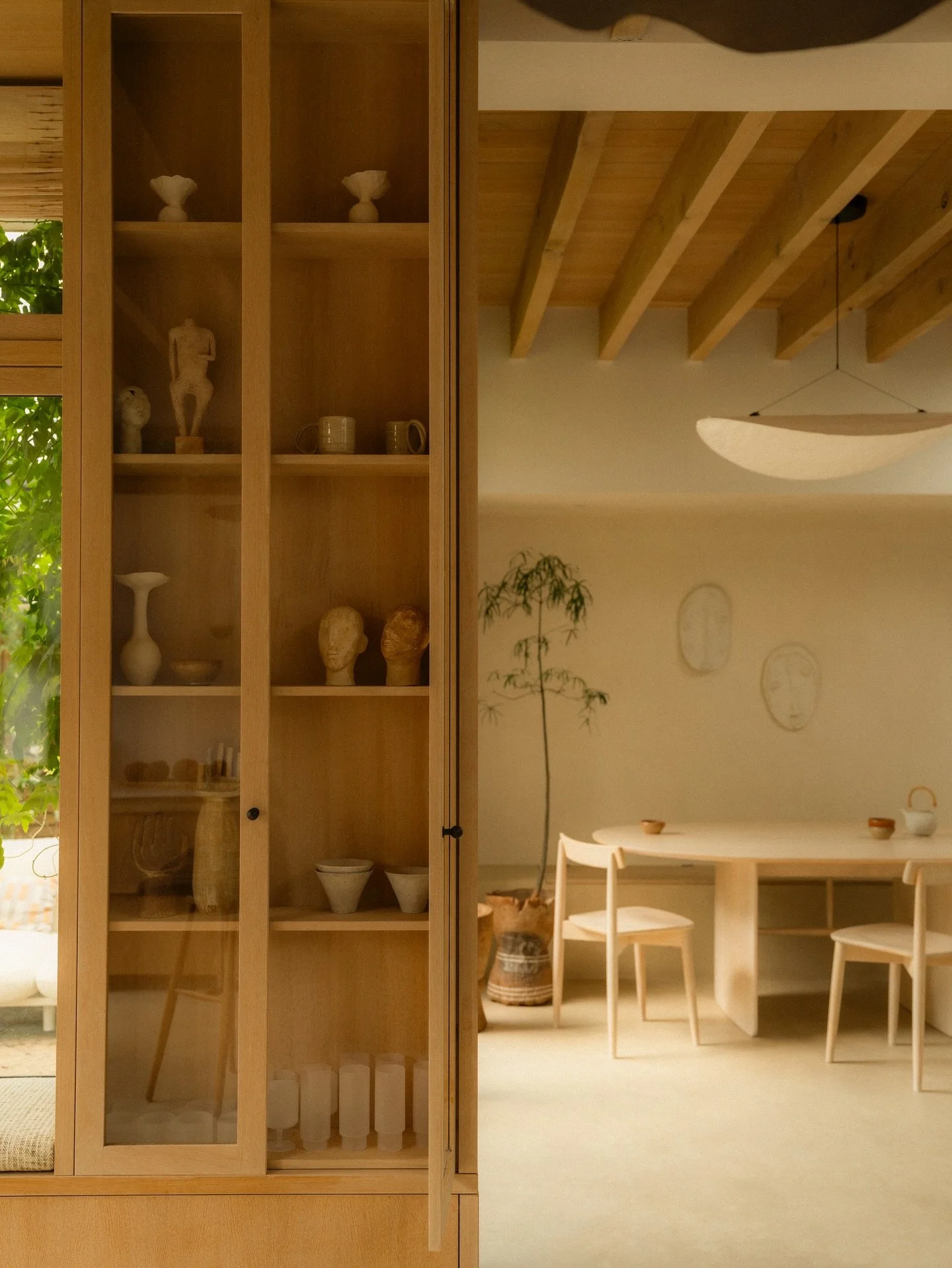 I see faces.

Captured by @maureenme for @milk_magazine 💛

#interiordetails #slowdesign #objectsofuse #handbuiltceramics #houseoflogan #headstudies #sculpturalceramics #collectibledesign #artandinteriors #moderncraft #materialpoetry