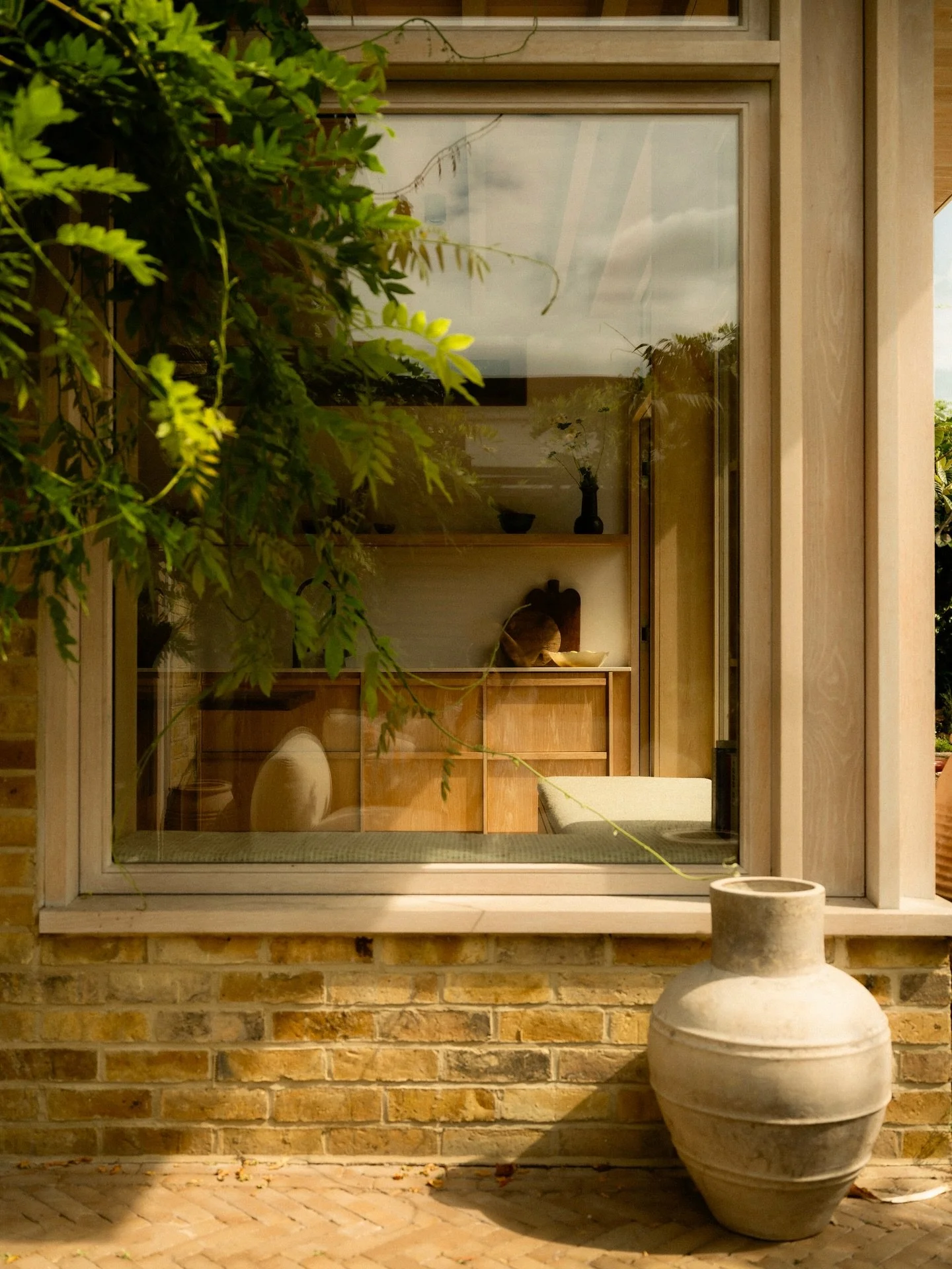 From the outside looking in &mdash;
and the inside looking out.

Clay into oak, oak into glass, glass into oak &mdash; and back again.
A satisfying, circular rhythm as materials echo one another across thresholds.

📸 : @maureenme 

#designinmaterial