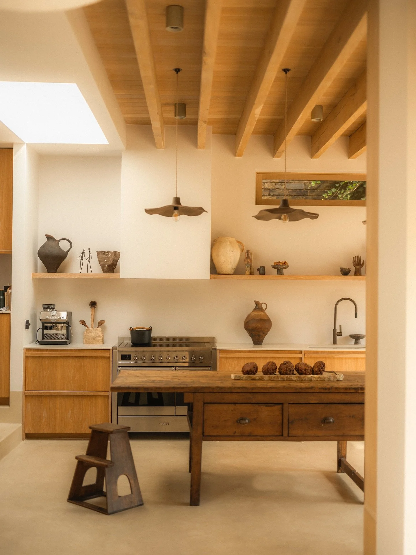 Autumn at home &mdash; moments between the magic and the mayhem.

Thanks for the beautiful captures, @maureenme 🕊️

#autumnathome #houseoflogan
#londoninteriors #collectedhome #seasonallight